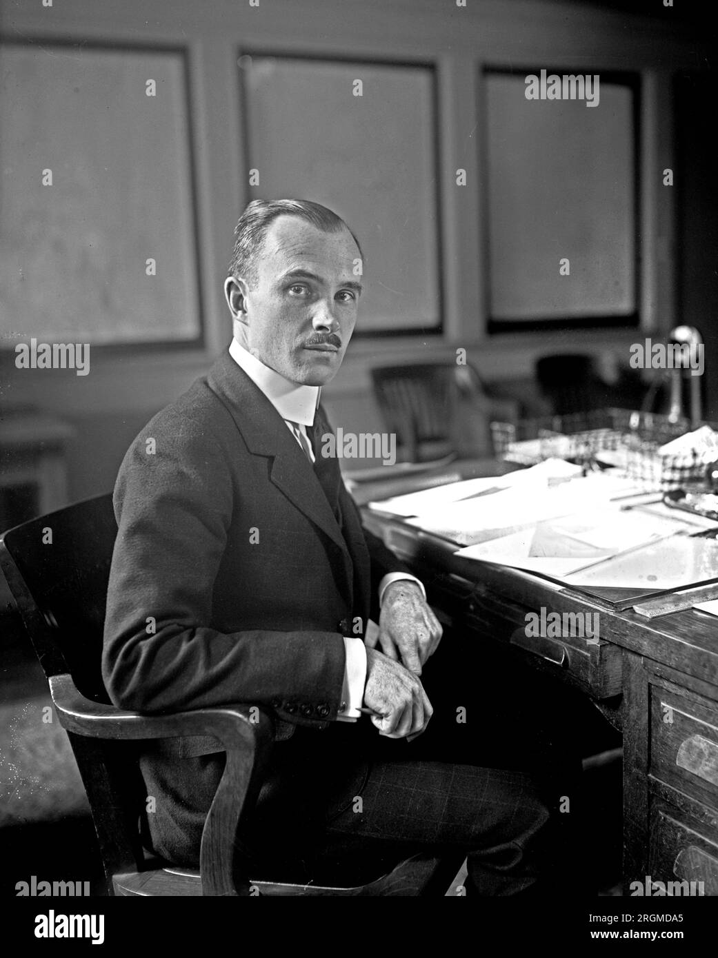 Lew Wallace sitzt an einem Schreibtisch. 1922 Stockfoto
