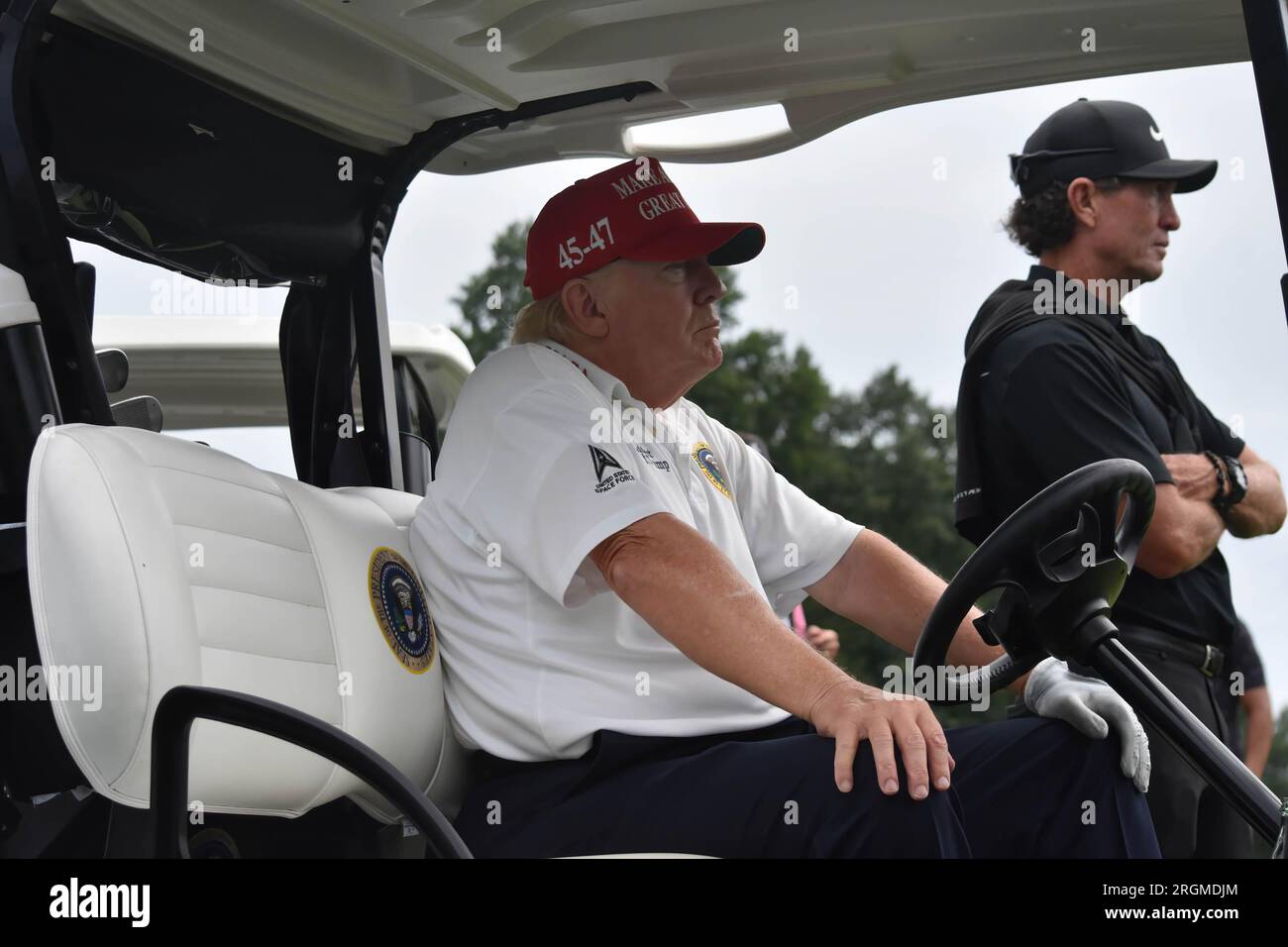 Bedminster, Usa. 10. Aug. 2023. Der ehemalige Präsident der Vereinigten Staaten Donald J. Trump sitzt auf einem Golfwagen. Der ehemalige Präsident der Vereinigten Staaten Donald J. Trump spielt Golf während des LIV Golf Bedminster 2023 Pro-am im Trump National Golf Club Bedminster in Bedminster, New Jersey. Kredit: SOPA Images Limited/Alamy Live News Stockfoto