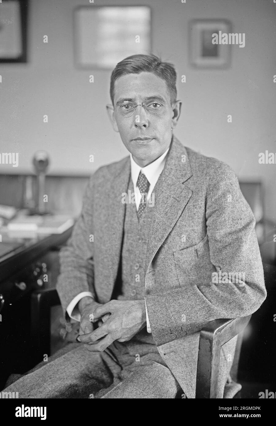 Paul J. Krursi sitzt an einem Schreibtisch ca. 1922 Stockfoto