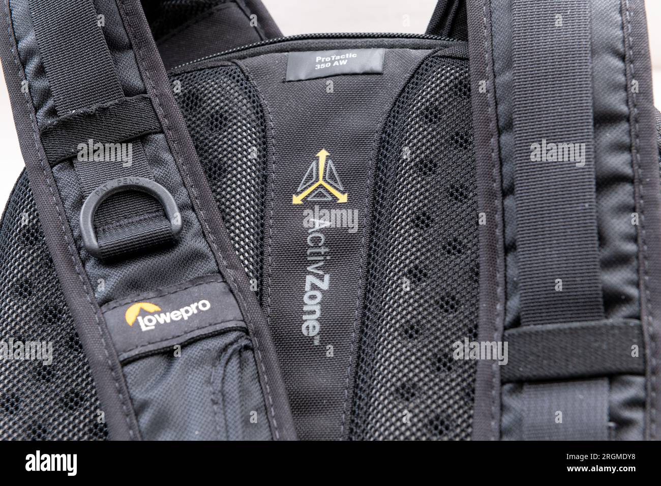 Nach London. GROSSBRITANNIEN - 08.04.2023. Ein Lowepro Kamerarucksack mit dem Firmennamen und Logo. Stockfoto