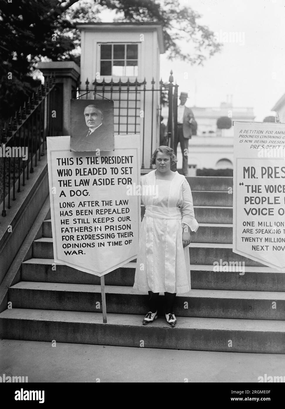Eine Frau mit einem Streikschild, die Amnestie für politische Gefangene fordert. 1922 Stockfoto