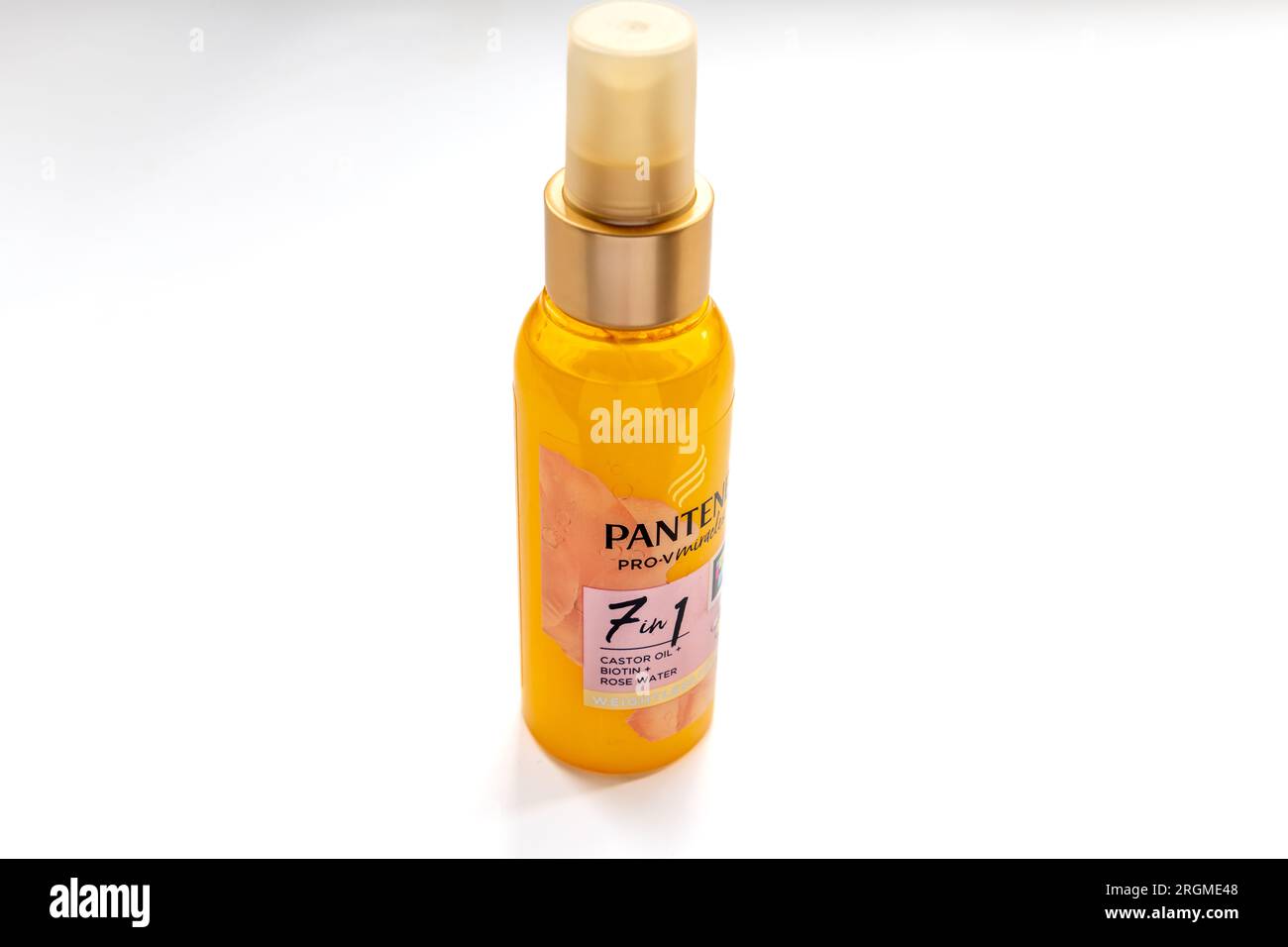 Nach London. GROSSBRITANNIEN - 08.04.2023. Eine Flasche Pantene Pro-V Miracles Haaröl, isoliert in Weiß. Stockfoto
