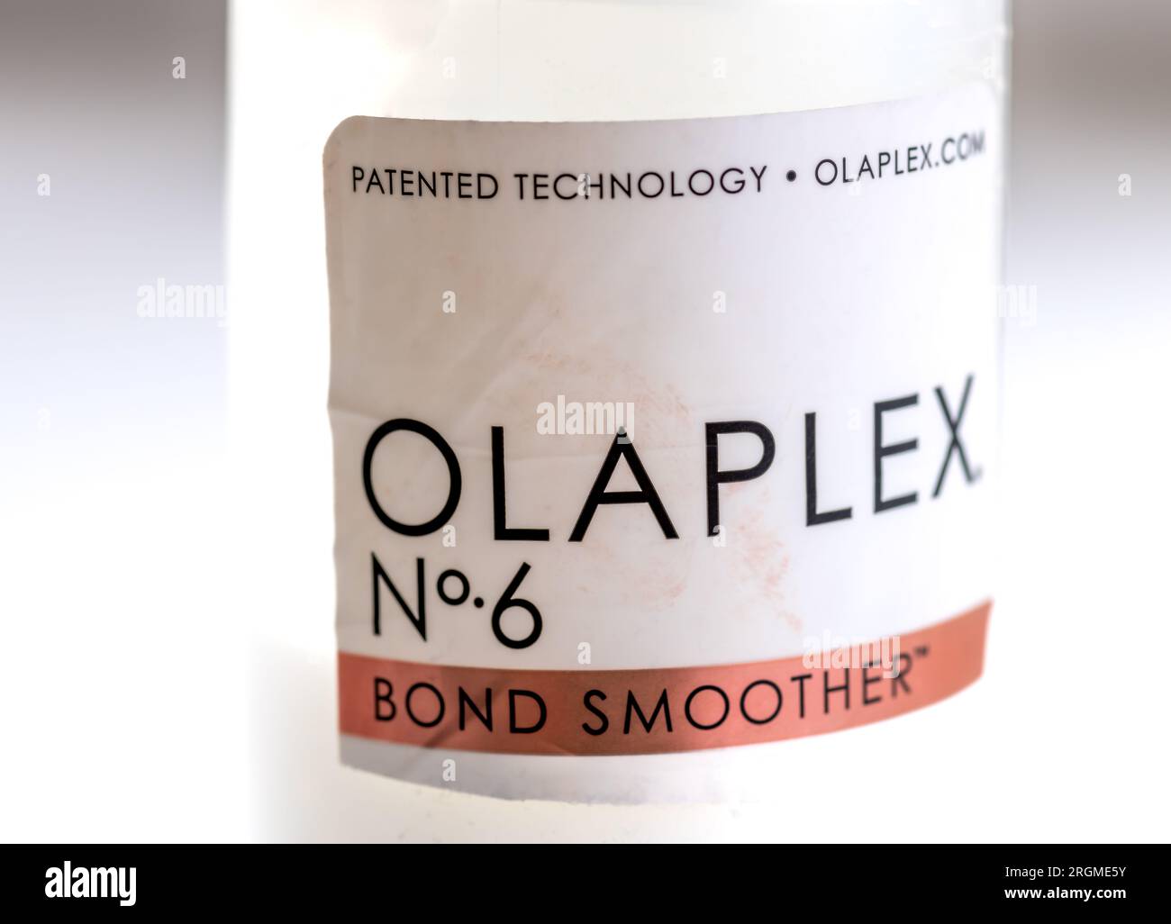 Nach London. GROSSBRITANNIEN - 08.04.2023. Nahaufnahme einer Flasche Olaplex Haarreparaturprodukt Nummer sechs. Stockfoto