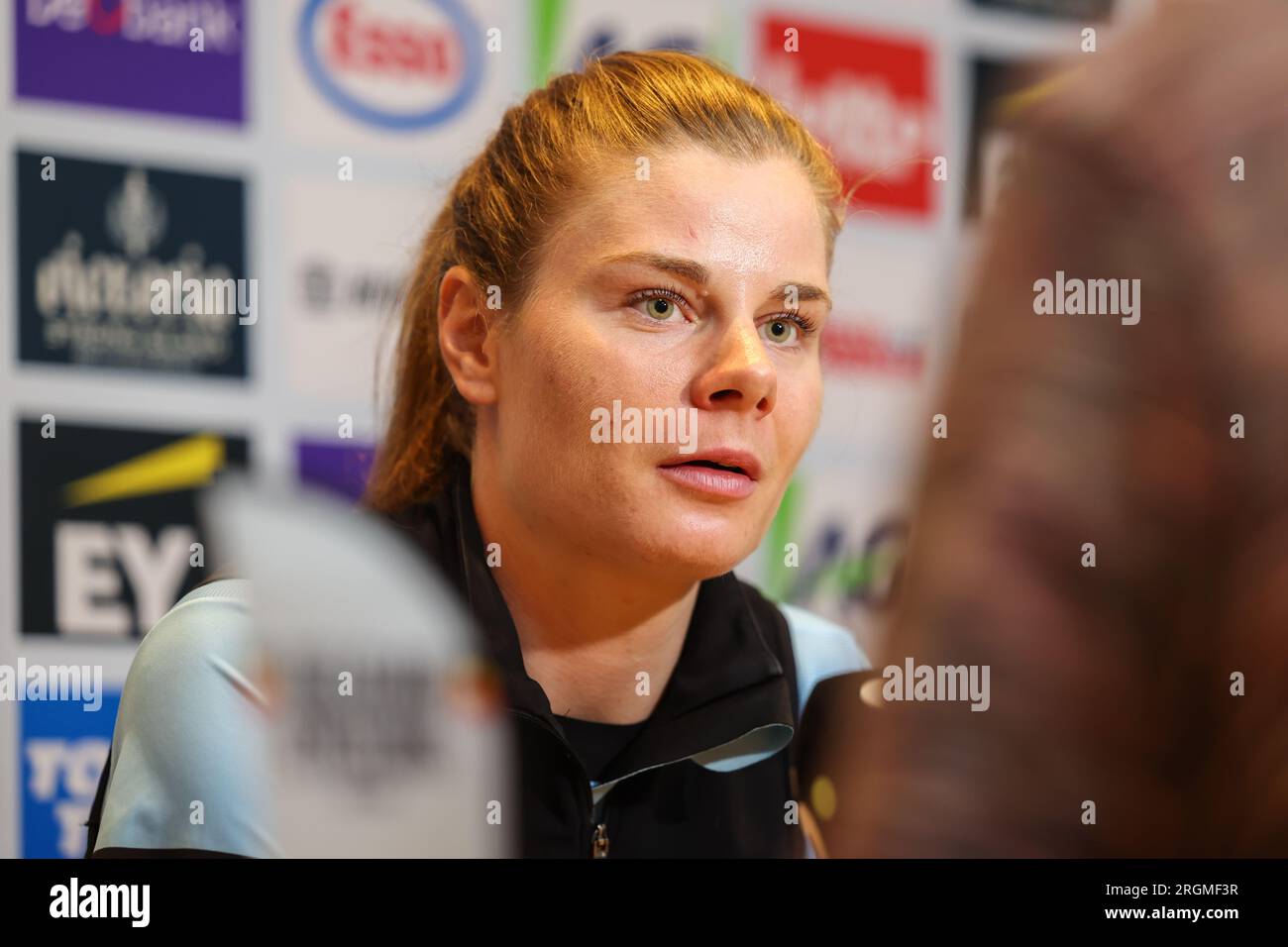 Glasgow, Großbritannien. 10. Aug. 2023. Die belgische Lotte Kopecky von SD Worx wurde am Donnerstag, den 10. August 2023, auf einer Pressekonferenz bei der UCI Road World Championships Cycling 2023 in Glasgow, Großbritannien, gezeigt. UCI organisiert die Welten mit allen Disziplinen des Radfahrens, des Straßenrades, des Indoor-Radfahrens, des Mountainbikes, des BMX-Rennens, Straßen- und Hallenparkradfahren, in Glasgow vom 05. bis 13. August. BELGA FOTO DAVID PINTENS Kredit: Belga News Agency/Alamy Live News Stockfoto