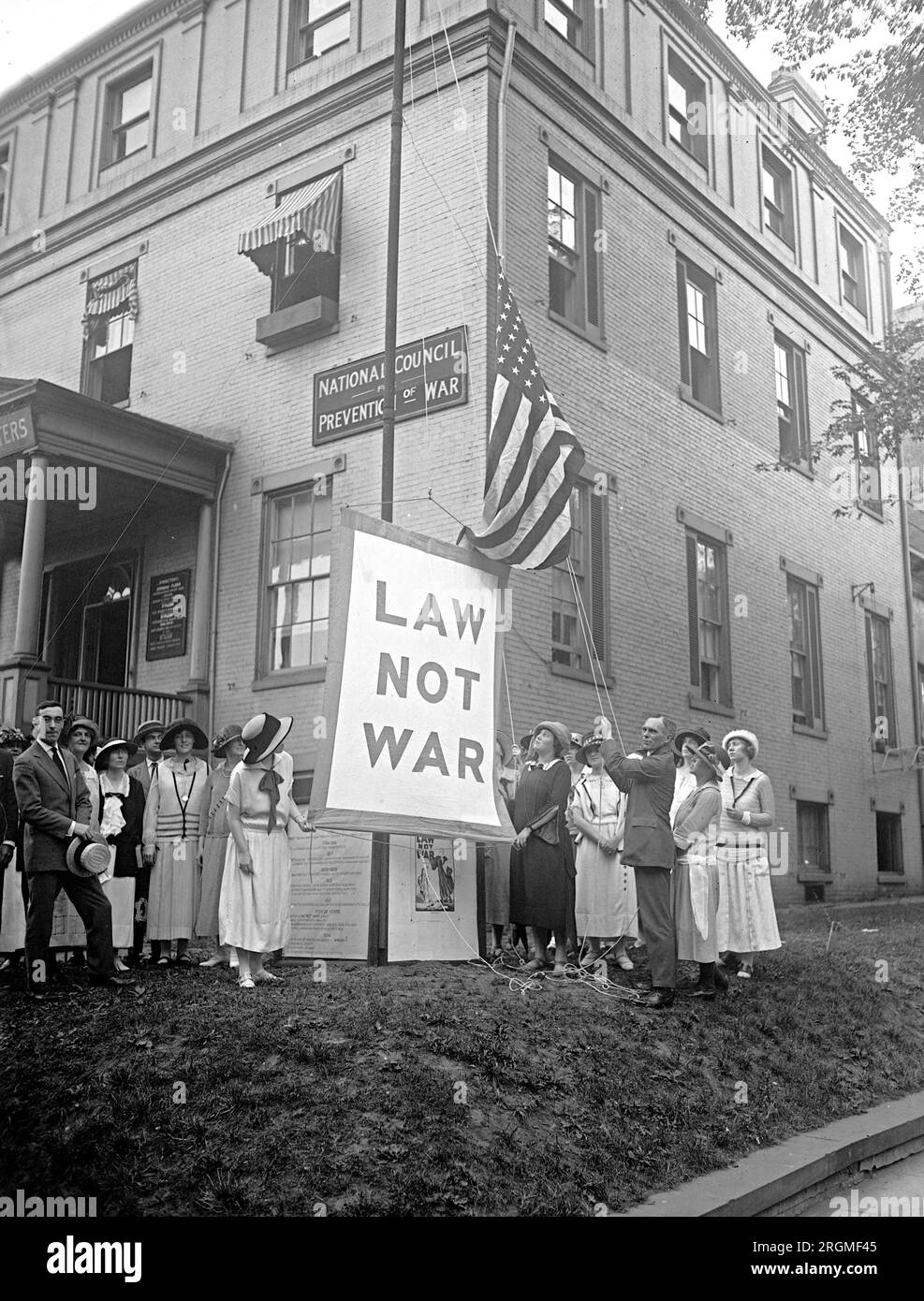 Eine Gruppe von Anti-Krieg-Fürsprechern hisst ein Banner, auf dem steht: "Gesetz, nicht Krieg." Ca. 1923 Stockfoto