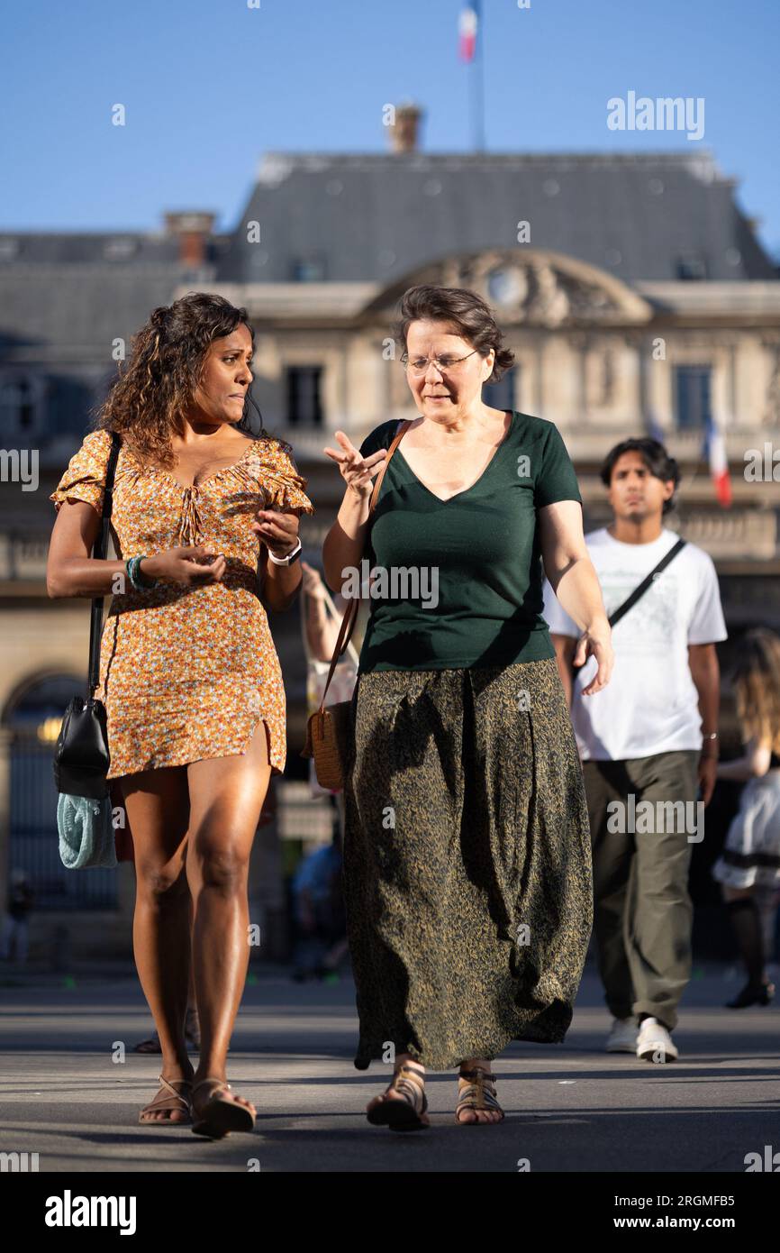 Paris, Frankreich. 10. Aug. 2023. Menschen rund um den conseil d'Etat, Louvre Museum und rivoli Gegend in Paris, im Sommer am 10. August 2023. Foto: Raphael Lafargue/ABACAPRESS.COM Kredit: Abaca Press/Alamy Live News Stockfoto