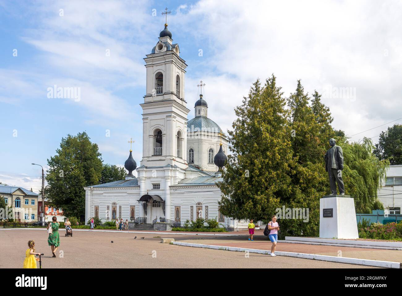 Tarusa, Region Kaluga, Russland - 9. August 2023. Kathedrale von St. Peter und Paul auf dem Hauptplatz der Stadt. Urlaub in Russland. Stockfoto