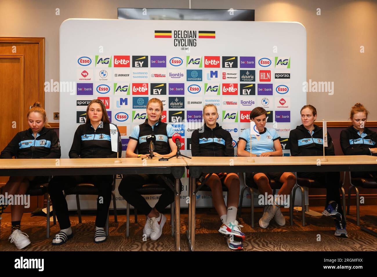 Glasgow, Großbritannien. 10. Aug. 2023. L-R, belgische Justine Ghekiere, belgische Julie Van der Velde, belgische Lotte Kopecky, belgische Marthe Goossens, belgische Sanne Cant, belgische Julie De Wilde und belgische Marthe Truyen, die auf einer Pressekonferenz bei der UCI Road World Championships Cycling 2023 in Glasgow, Vereinigtes Königreich, am Donnerstag, dem 10. August 2023, gefilmt wurden. UCI organisiert die Welten mit allen Disziplinen des Radfahrens, des Straßenrades, des Indoor-Radfahrens, des Mountainbikes, des BMX-Rennens, Straßen- und Hallenparkradfahren, in Glasgow vom 05. bis 13. August. BELGA FOTO DAVID PINTENS Kredit: Belga News Agency/Alamy Live News Stockfoto