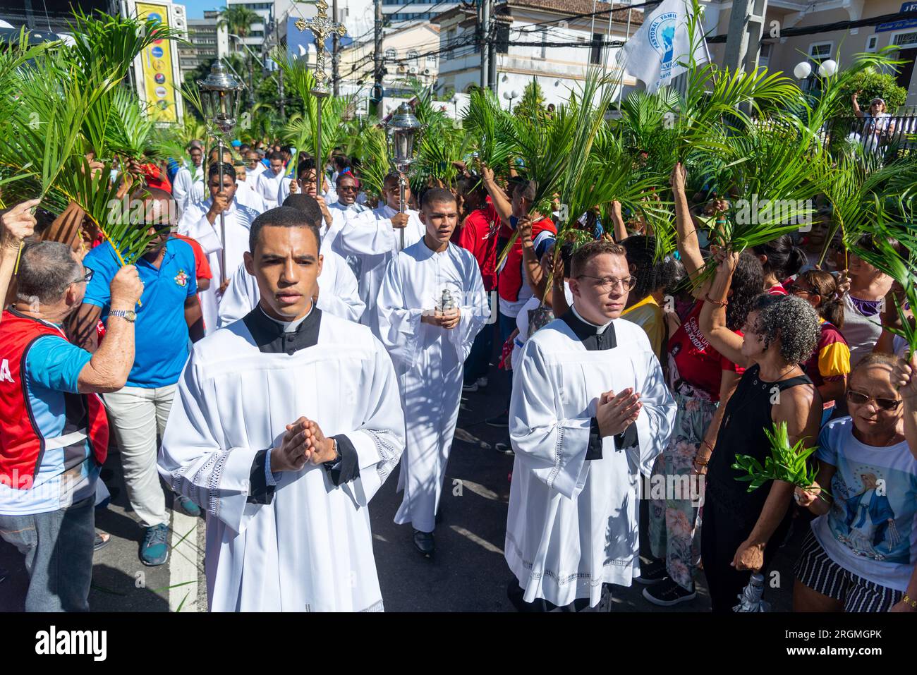Salvador, Bahia, Brasilien - 02. April 2023: Katholische Priester und Gläubige werden während der Palmensonntagsprozession in der Stadt Salvador, Bahia, gesehen. Stockfoto