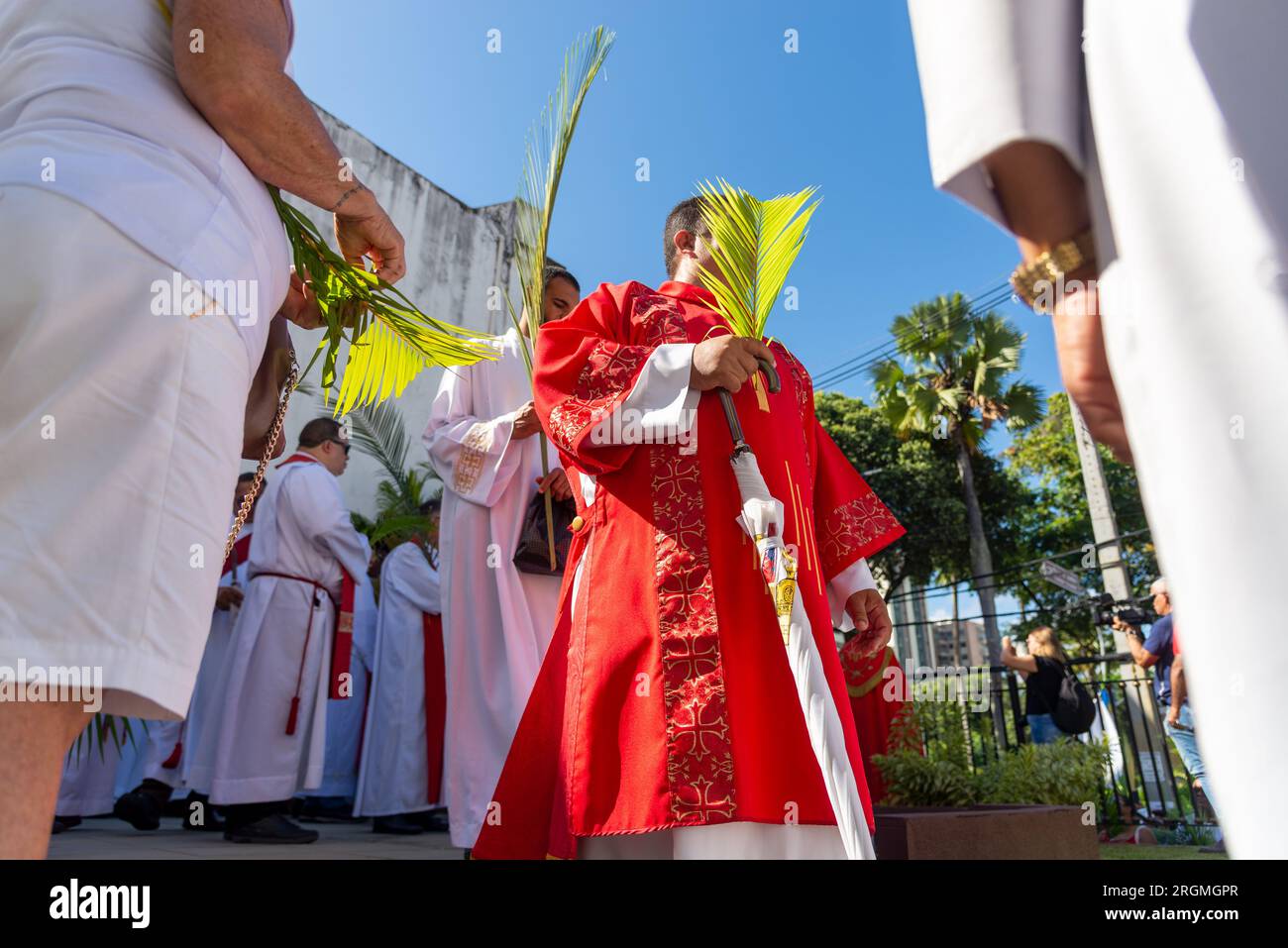 Salvador, Bahia, Brasilien - 02. April 2023: Katholische Kirchenpriester nehmen an der Palmensonntagsprozession in Salvador, Bahia, Teil. Stockfoto