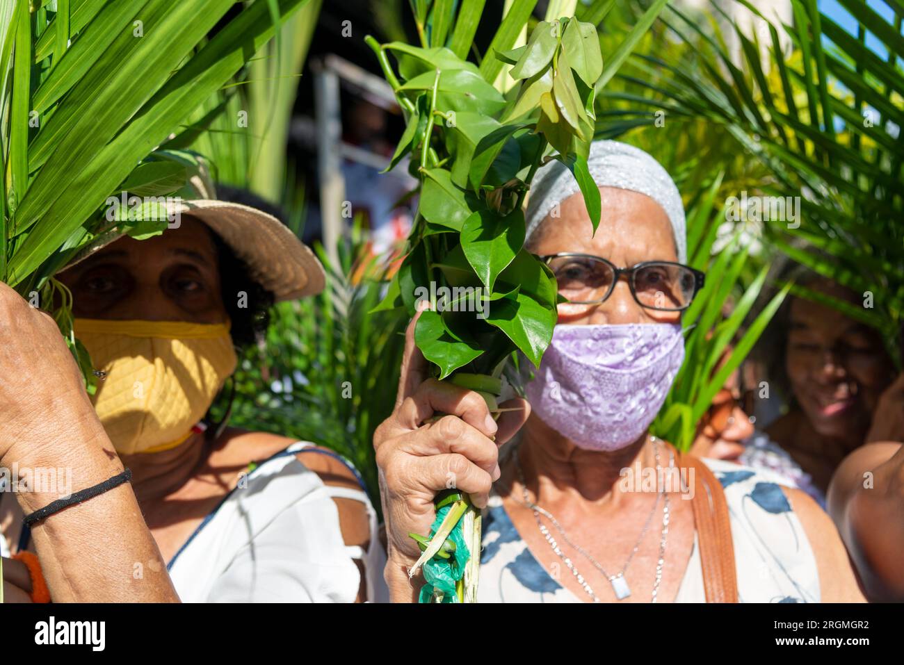 Salvador, Bahia, Brasilien - 02. April 2023: Katholische Gläubige nehmen an der Palmensonntagsprozession in Salvador, Bahia, Teil. Stockfoto