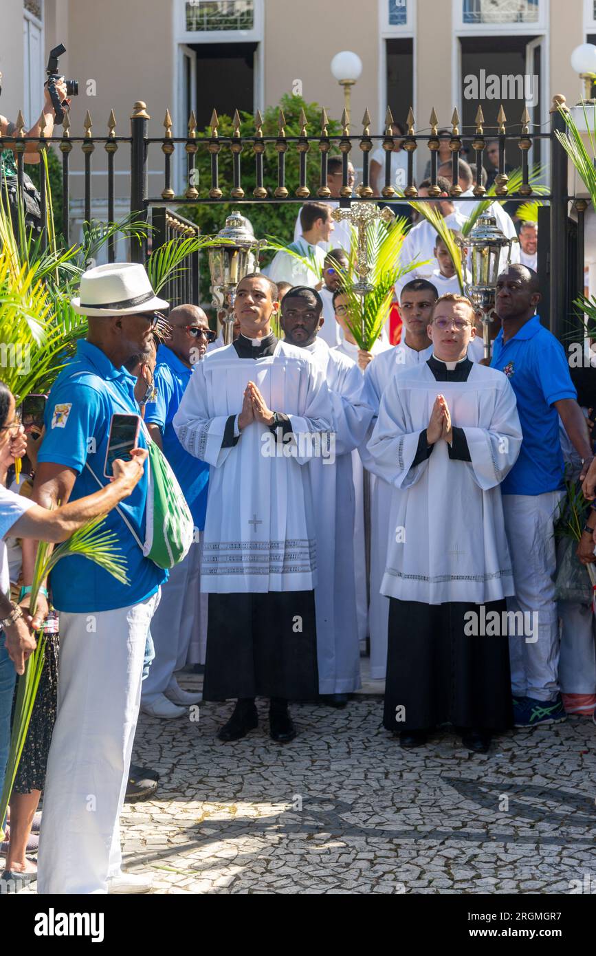 Salvador, Bahia, Brasilien - 02. April 2023: Katholische Priester und Gläubige werden während der Palmensonntagsprozession in der Stadt Salvador, Bahia, gesehen. Stockfoto