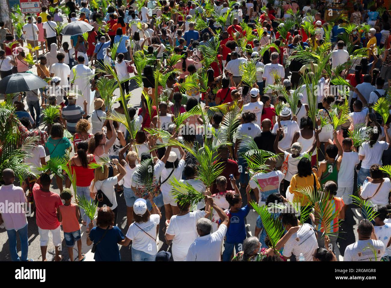 Salvador, Bahia, Brasilien - 02. April 2023: Tausende Katholiken nehmen an der Palmensonntagsprozession in der Stadt Salvador, Bahia, Teil. Stockfoto