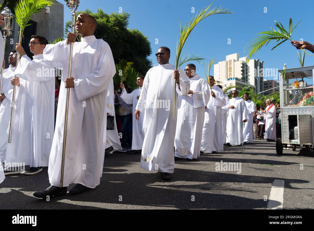 Salvador, Bahia, Brasilien - 02. April 2023: Katholische Kirchenseminare nehmen an der Palmensonntagsprozession in Salvador, Bahi Teil Stockfoto