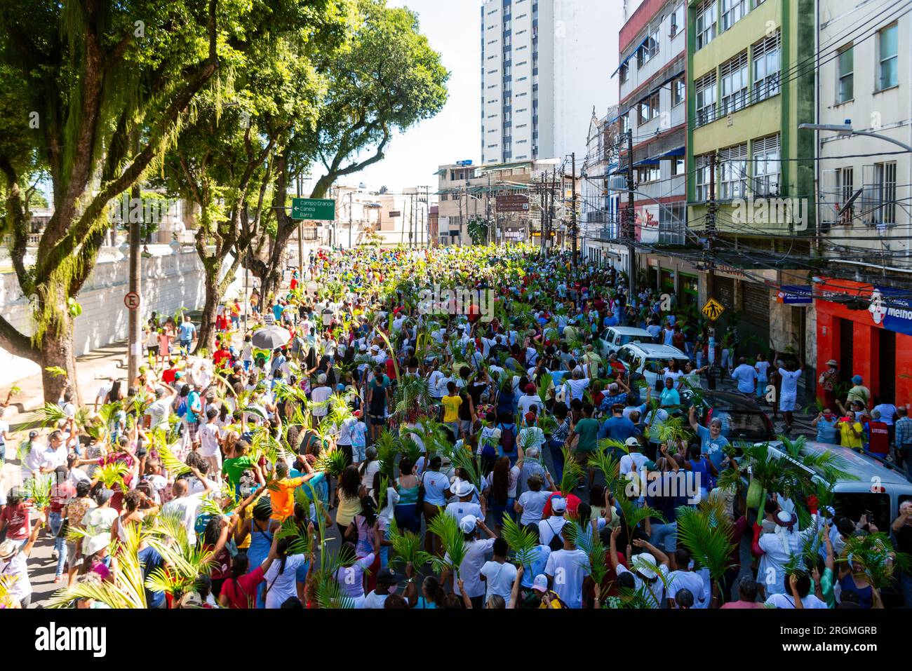 Salvador, Bahia, Brasilien - 02. April 2023: Tausende Katholiken nehmen an der Palmensonntagsprozession in der Stadt Salvador, Bahia, Teil. Stockfoto