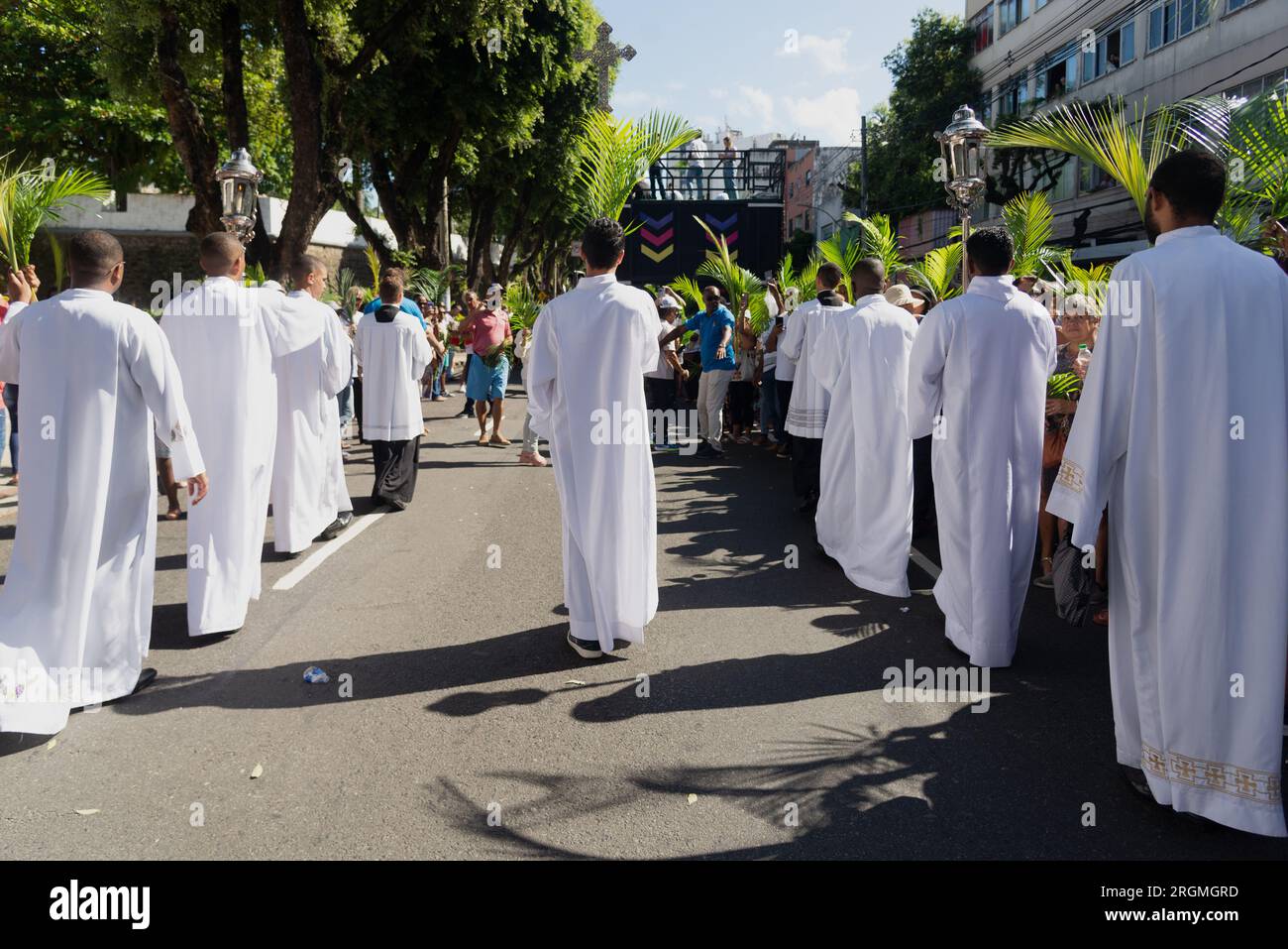 Salvador, Bahia, Brasilien - 02. April 2023: Dutzende von Menschen, die sich an den Katholizismus halten, werden gesehen, wie sie an der Palmensonntagsprozession in der Stadt teilnehmen Stockfoto