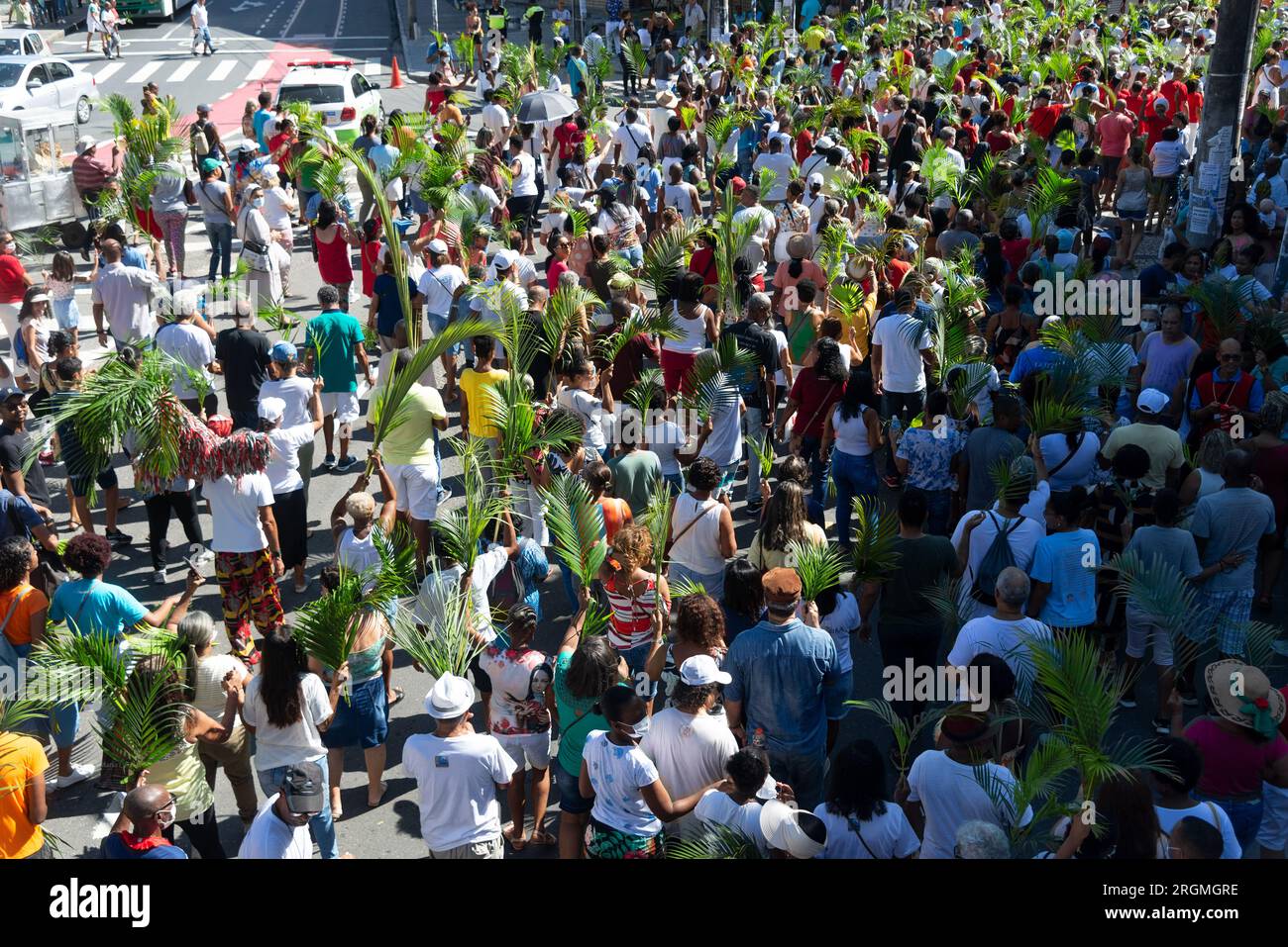 Salvador, Bahia, Brasilien - 02. April 2023: Tausende Katholiken nehmen an der Palmensonntagsprozession in der Stadt Salvador, Bahia, Teil. Stockfoto