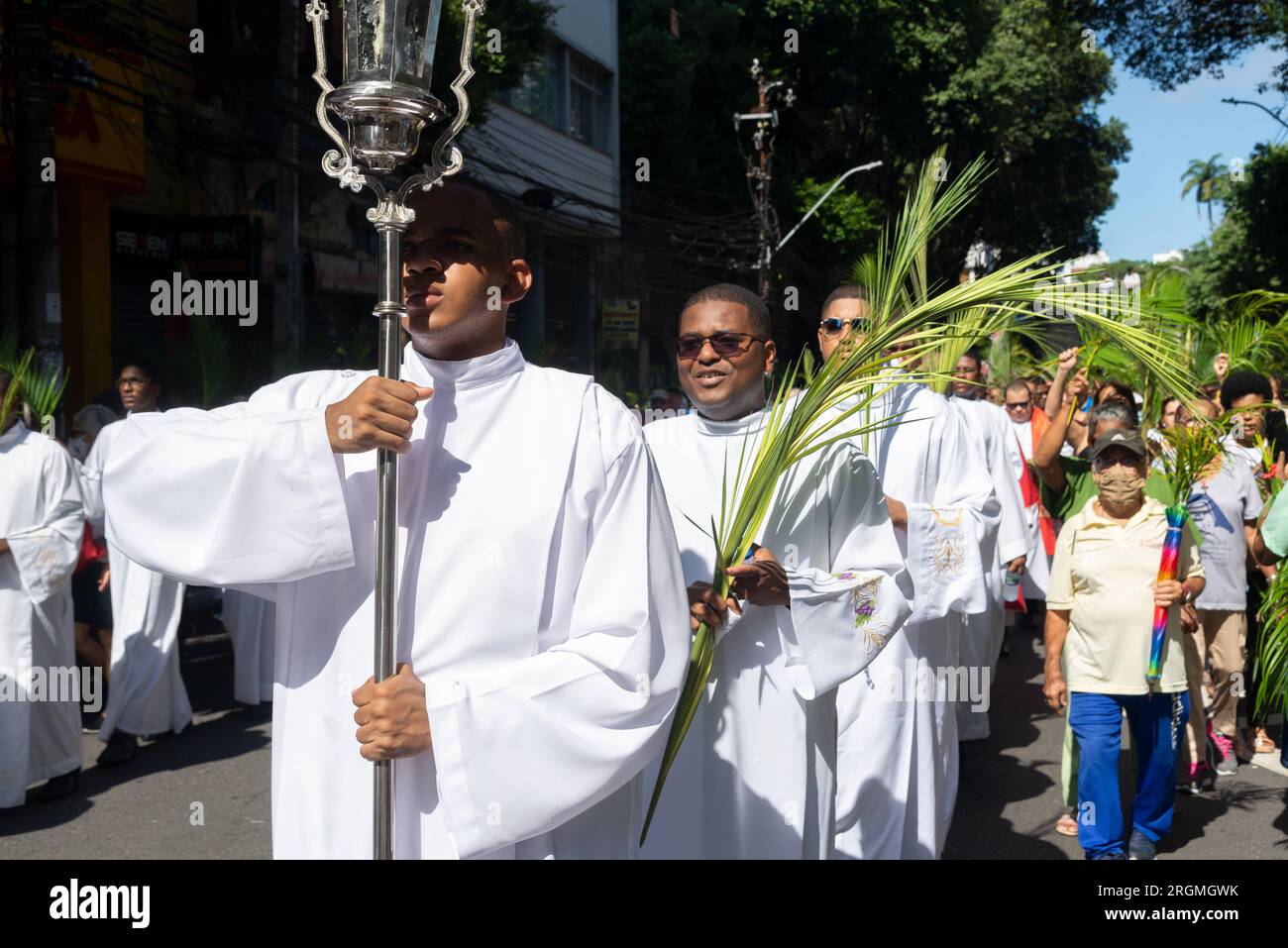 Salvador, Bahia, Brasilien - 02. April 2023: Katholische Priester und Gläubige werden während der Palmensonntagsprozession in der Stadt Salvador, Bahia, gesehen. Stockfoto