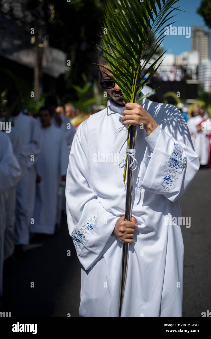 Salvador, Bahia, Brasilien - 02. April 2023: Katholische Kirchenseminare nehmen an der Palmensonntagsprozession in Salvador, Bahi Teil Stockfoto