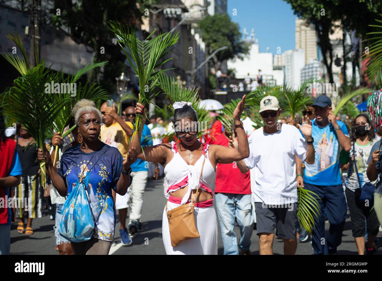Salvador, Bahia, Brasilien - 02. April 2023: Katholische Gläubige nehmen an der Palmensonntagsprozession in Salvador, Bahia, Teil. Stockfoto