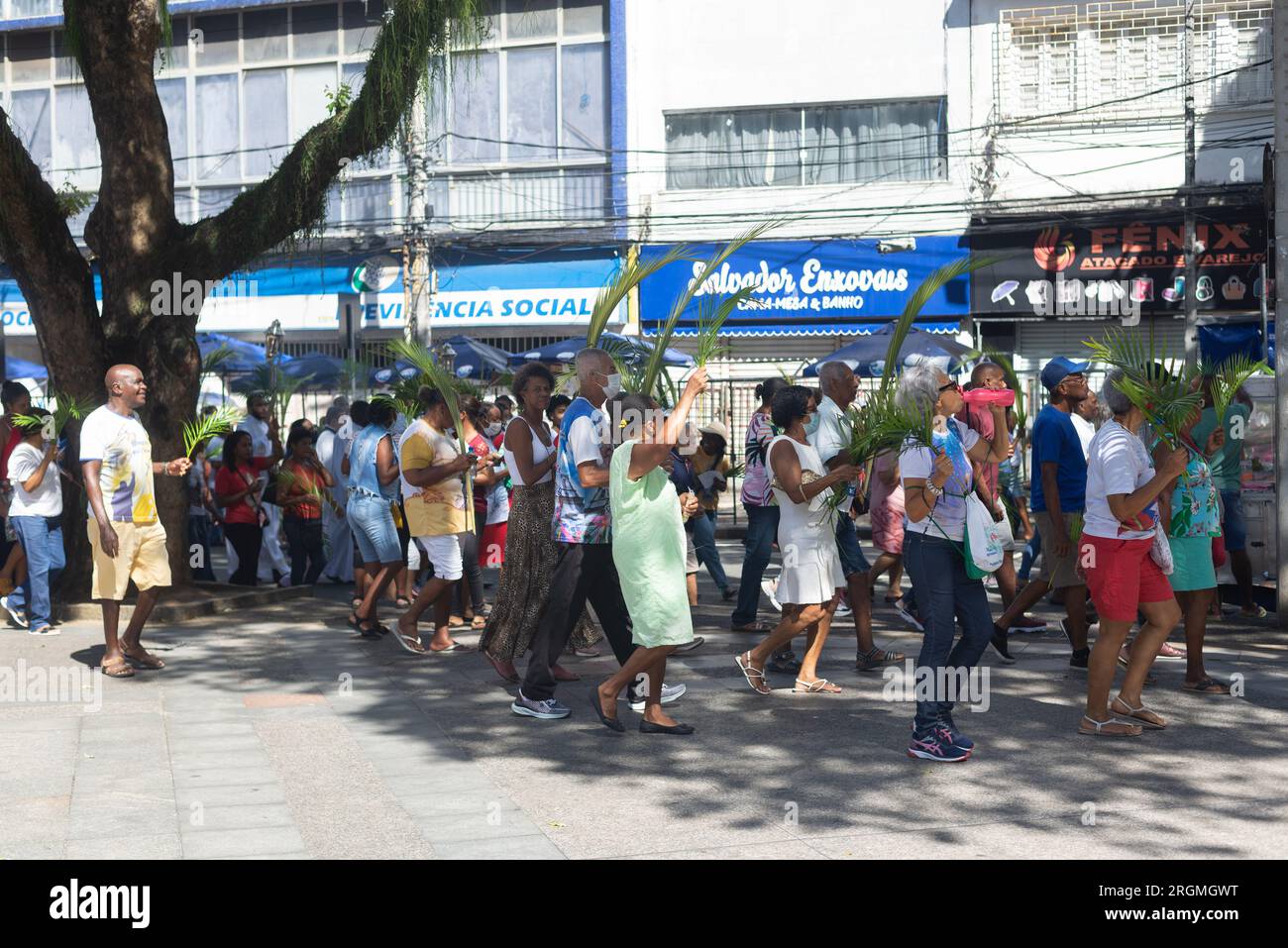 Salvador, Bahia, Brasilien - 02. April 2023: Katholische Gläubige nehmen an der Palmensonntagsprozession in Salvador, Bahia, Teil. Stockfoto