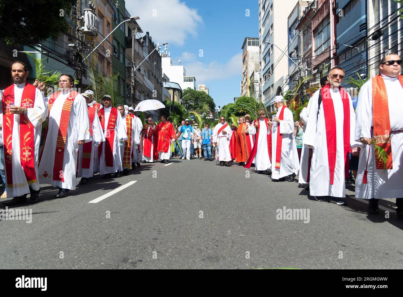 Salvador, Bahia, Brasilien - 02. April 2023: Katholische Kirchenpriester nehmen an der Palmensonntagsprozession in Salvador, Bahia, Teil. Stockfoto