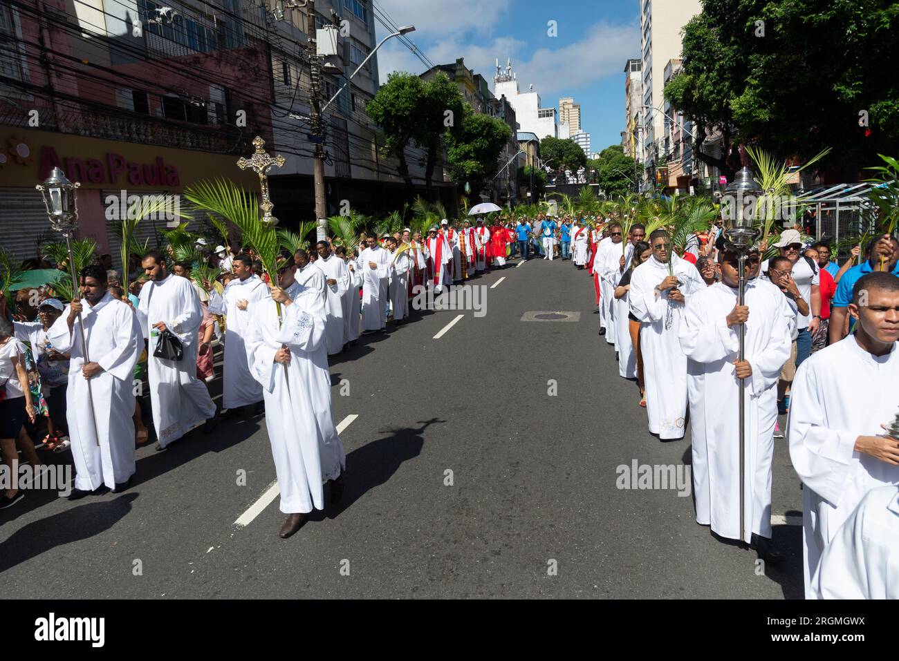 Salvador, Bahia, Brasilien - 02. April 2023: Katholische Kirchenpriester nehmen an der Palmensonntagsprozession in Salvador, Bahia, Teil. Stockfoto