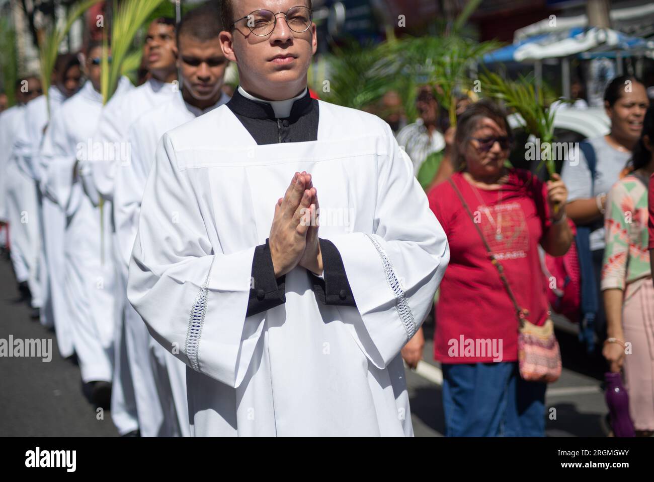 Salvador, Bahia, Brasilien - 02. April 2023: Katholische Kirchenseminare nehmen an der Palmensonntagsprozession in Salvador, Bahi Teil Stockfoto