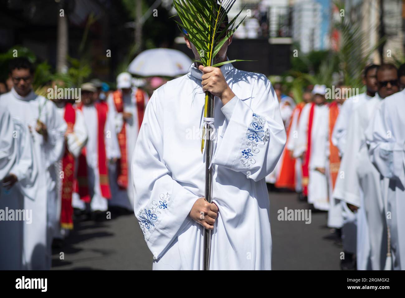 Salvador, Bahia, Brasilien - 02. April 2023: Katholische Kirchenseminare nehmen an der Palmensonntagsprozession in Salvador, Bahi Teil Stockfoto