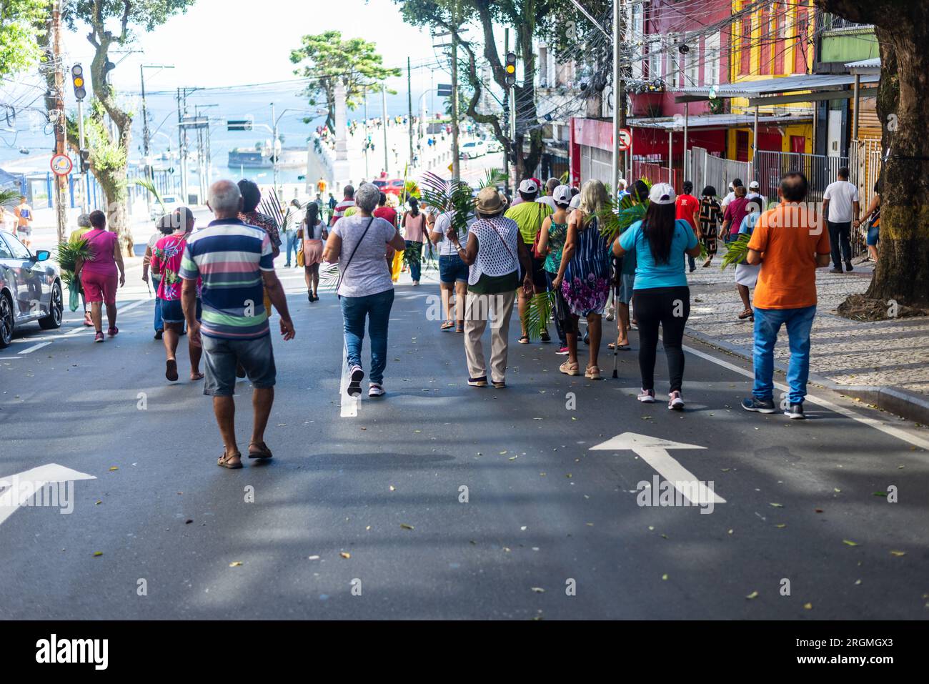 Salvador, Bahia, Brasilien - 02. April 2023: Katholische Gläubige nehmen an der Palmensonntagsprozession in Salvador, Bahia, Teil. Stockfoto