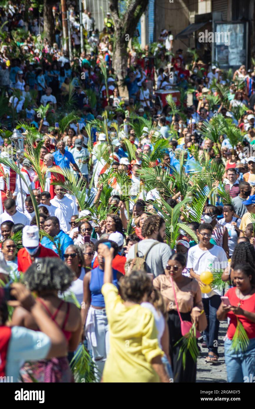 Salvador, Bahia, Brasilien - 02. April 2023: Tausende Katholiken nehmen an der Palmensonntags-Prozession Teil und halten einen Palmenzweig. Stadt Salvador, Bahi Stockfoto