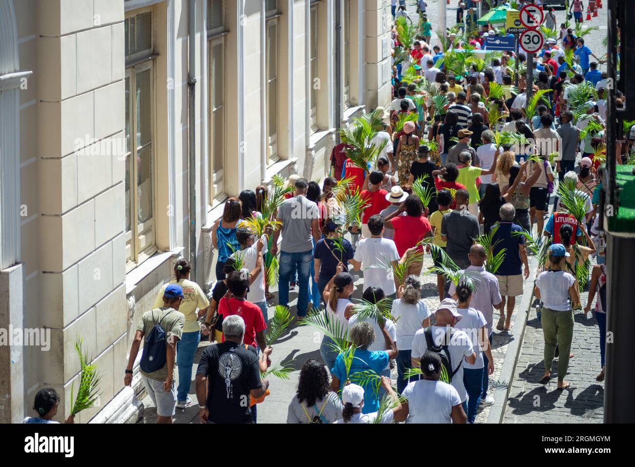 Salvador, Bahia, Brasilien - 02. April 2023: Tausende Katholiken werden während der Palmensonntagsprozession in der Stadt Salvador, Bahia, gesehen. Stockfoto