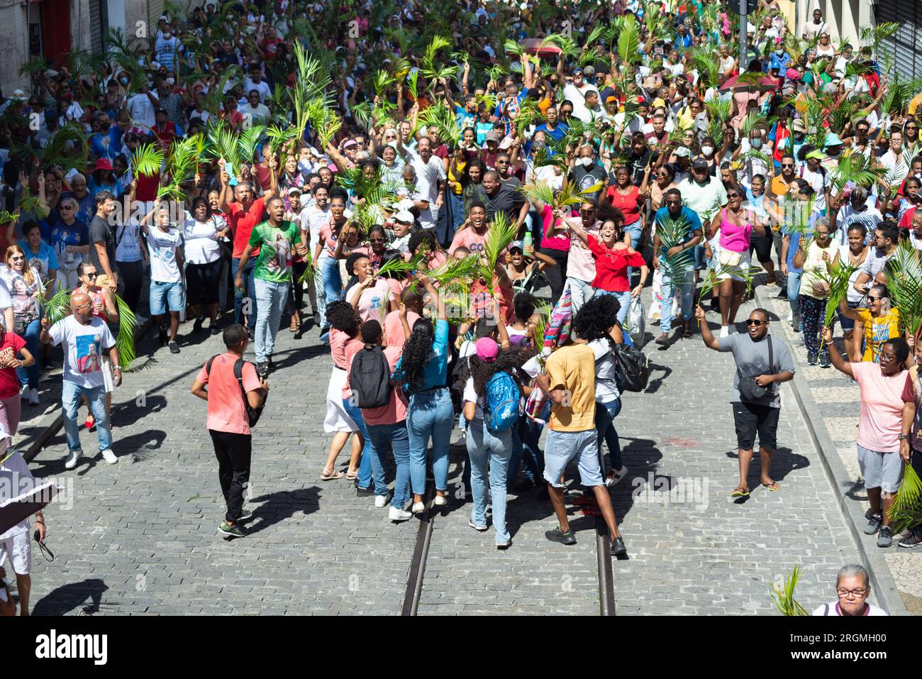 Salvador, Bahia, Brasilien - 02. April 2023: Dutzende von Menschen und jungen Katholiken nehmen an der Palmensonntagsprozession Teil und haben Spaß. Salvador, B. Stockfoto