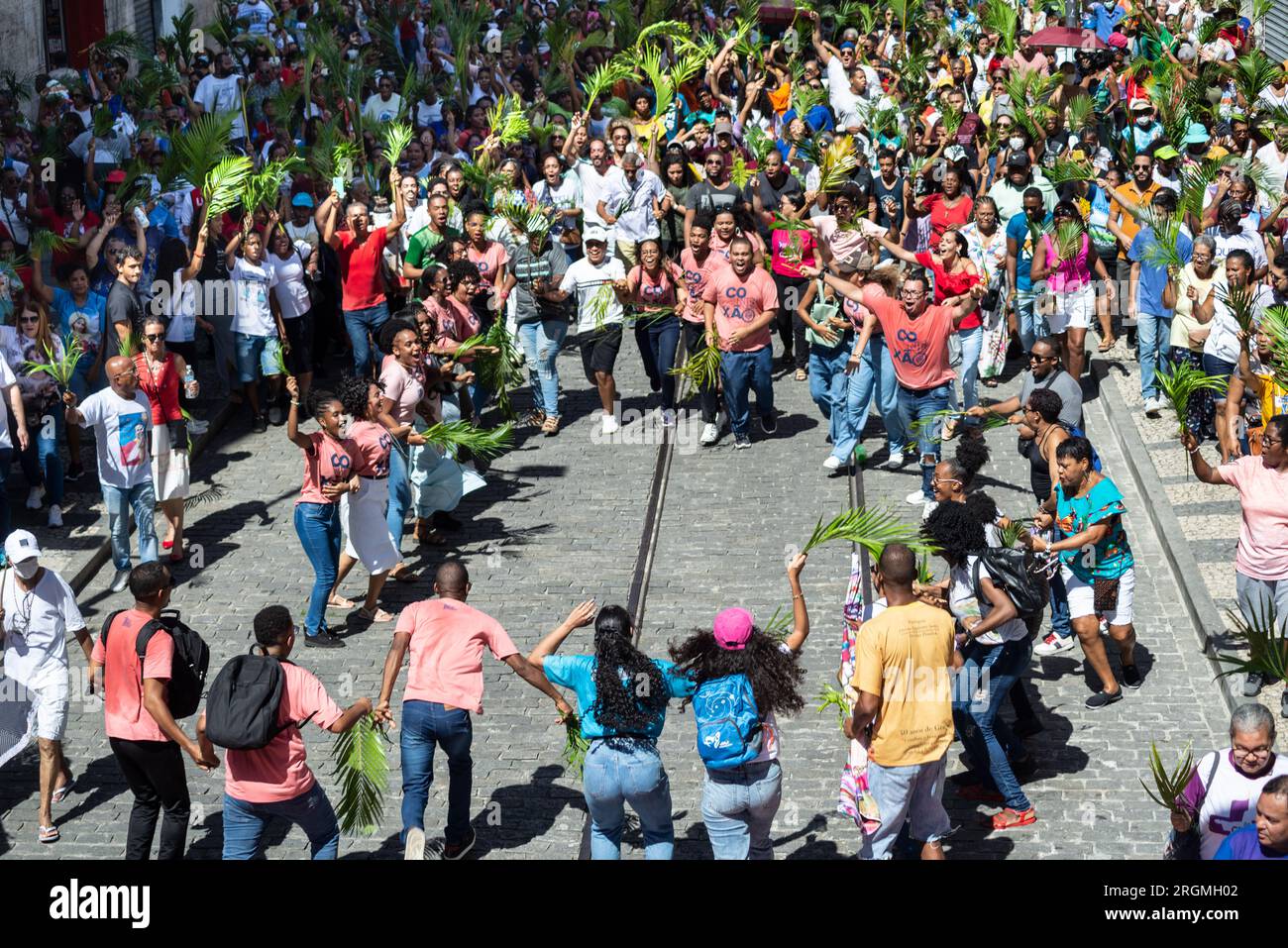 Salvador, Bahia, Brasilien - 02. April 2023: Dutzende von Menschen und jungen Katholiken nehmen an der Palmensonntagsprozession Teil und haben Spaß. Salvador, B. Stockfoto