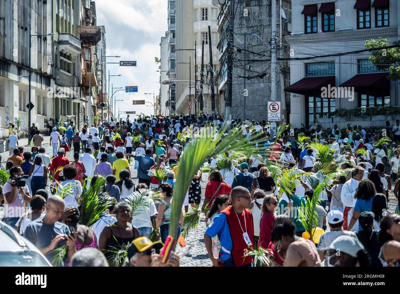 Salvador, Bahia, Brasilien - 02. April 2023: Tausende Katholiken nehmen an der Palmensonntags-Prozession Teil und halten einen Palmenzweig. Stadt Salvador, Bahi Stockfoto