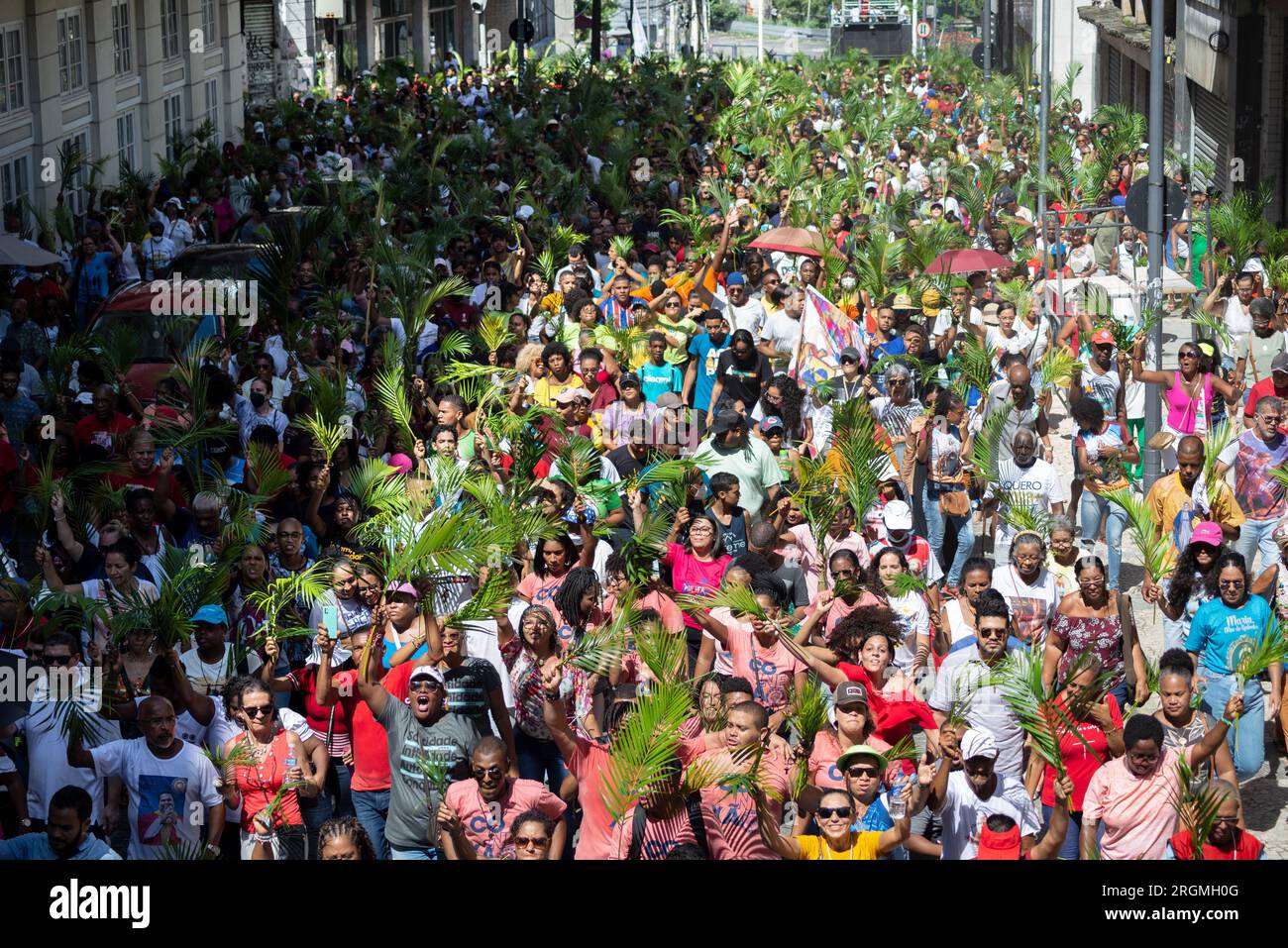 Salvador, Bahia, Brasilien - 02. April 2023: Tausende Katholiken nehmen an der Palmensonntags-Prozession Teil und halten einen Palmenzweig. Stadt Salvador, Bahi Stockfoto