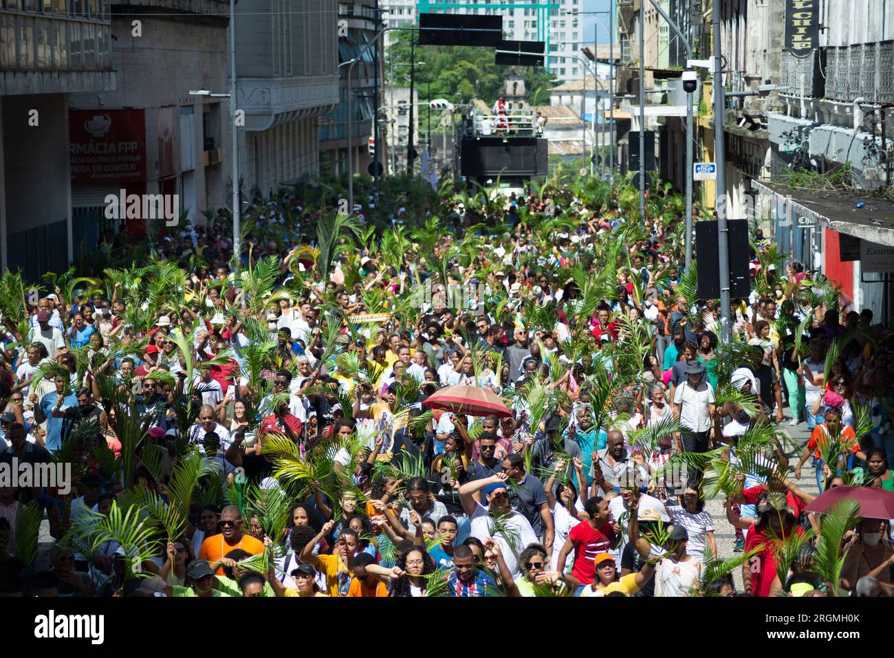 Salvador, Bahia, Brasilien - 02. April 2023: Tausende Katholiken werden während der Palmensonntagsprozession in der Stadt Salvador, Bahia, gesehen. Stockfoto