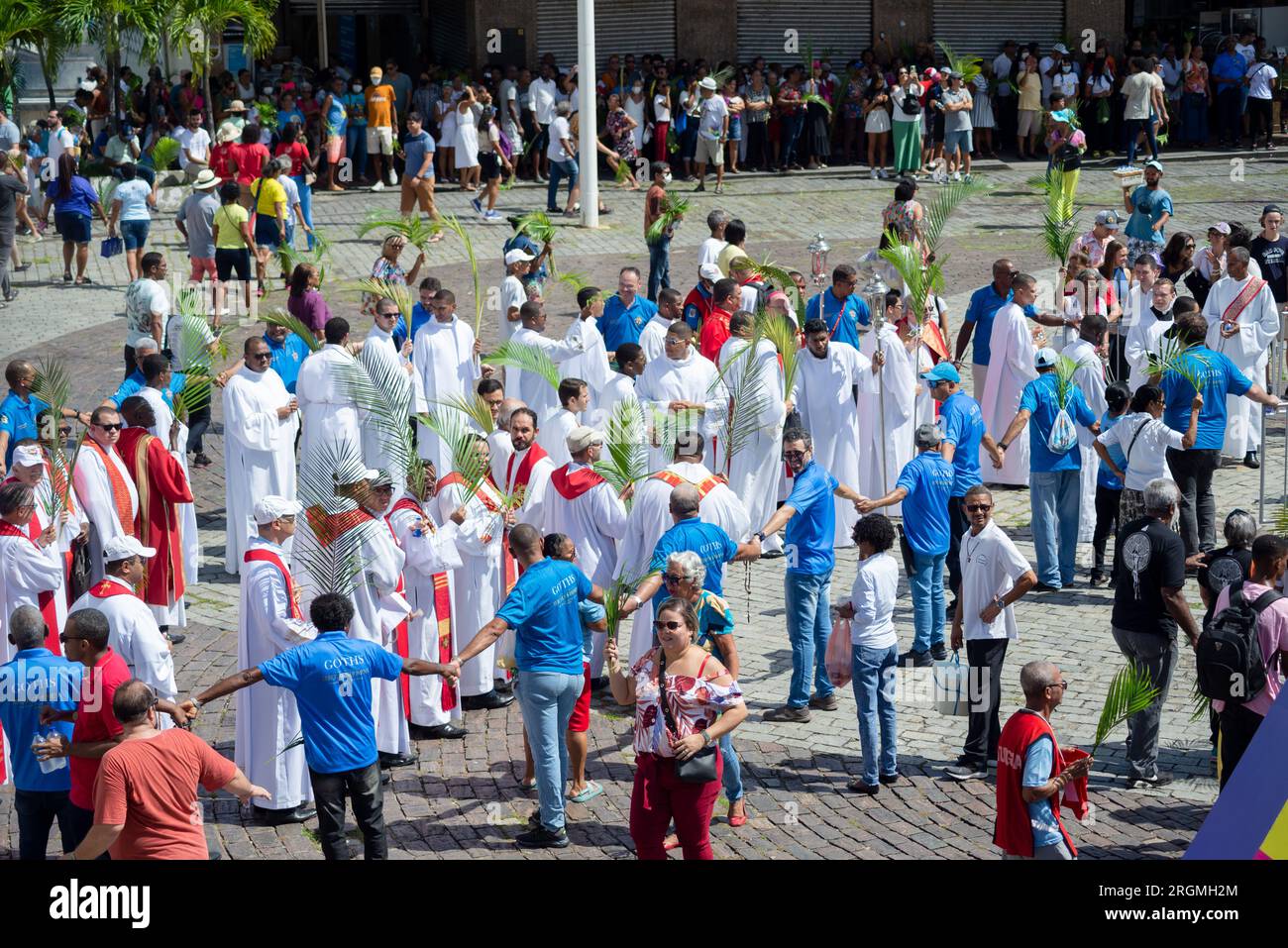 Salvador, Bahia, Brasilien - 02. April 2023: Katholische Priester und Gläubige werden während der Palmensonntagsprozession in der Stadt Salvador, Bahia, gesehen. Stockfoto