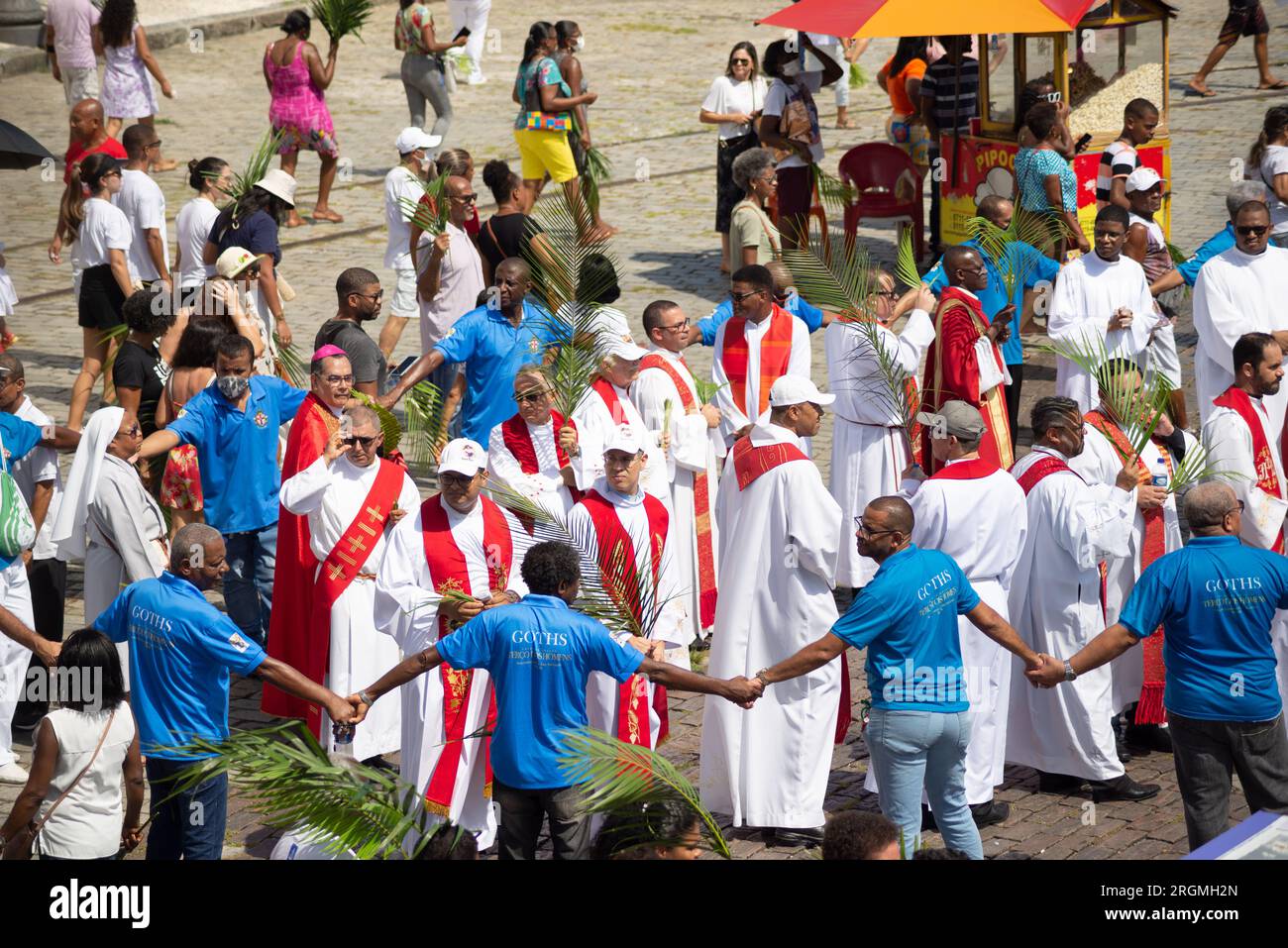 Salvador, Bahia, Brasilien - 02. April 2023: Katholische Priester und Gläubige werden während der Palmensonntagsprozession in der Stadt Salvador, Bahia, gesehen. Stockfoto