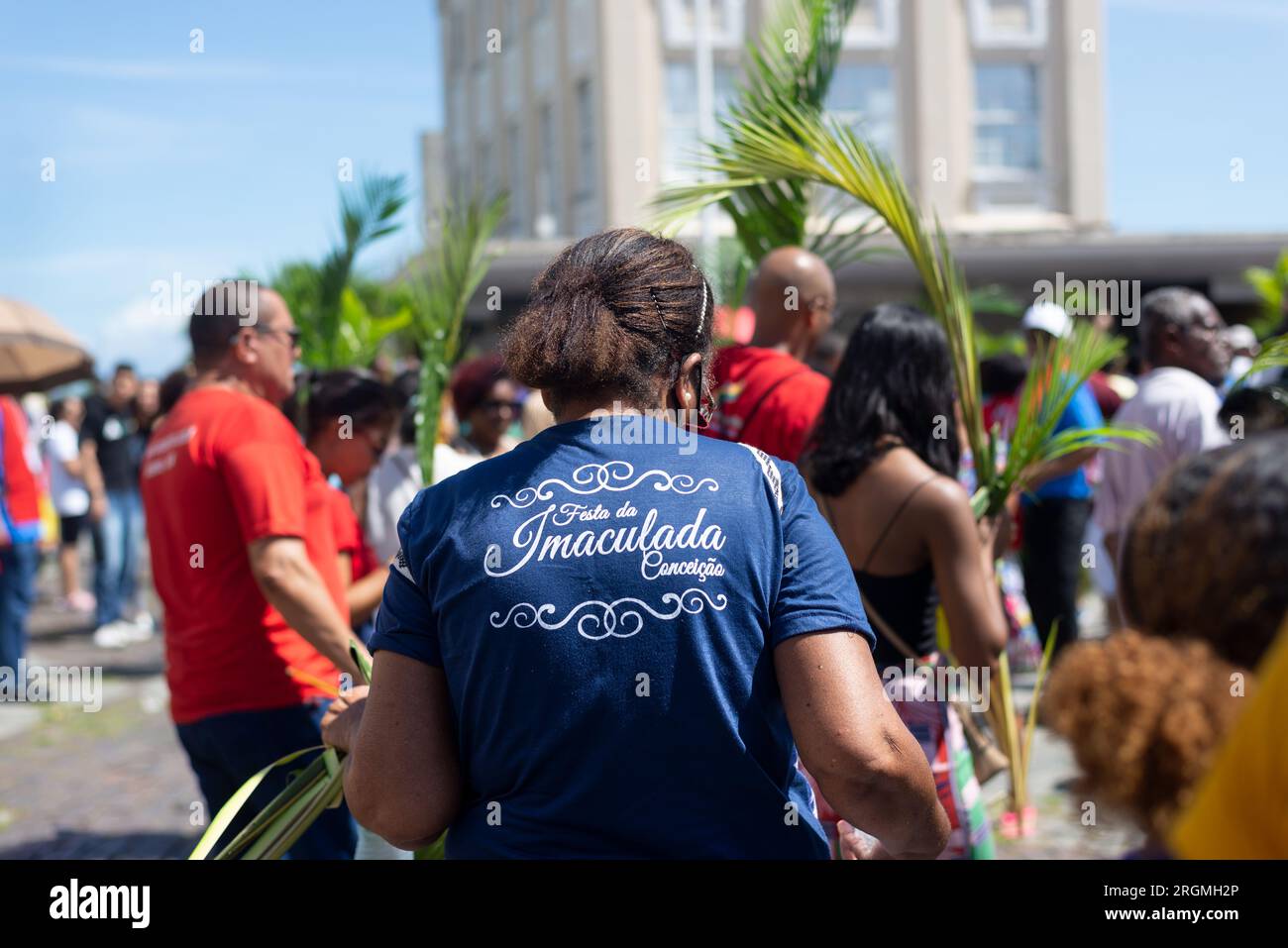 Salvador, Bahia, Brasilien - 02. April 2023: Katholiken begleiten die Palmensonntags-Prozession in Salvador, Bahia. Stockfoto