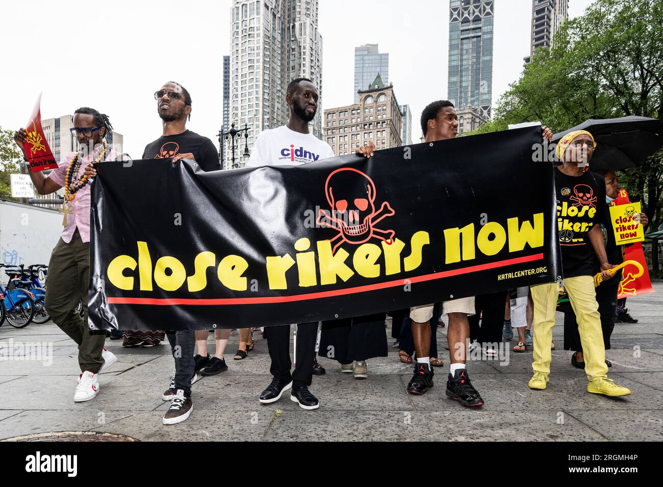 New York, Usa. 10. Aug. 2023. Leute mit einem Banner „Close Rikers now“ während einer Kundgebung zur Schließung des Rikers Island Gefängnisses in New York City. Kredit: SOPA Images Limited/Alamy Live News Stockfoto