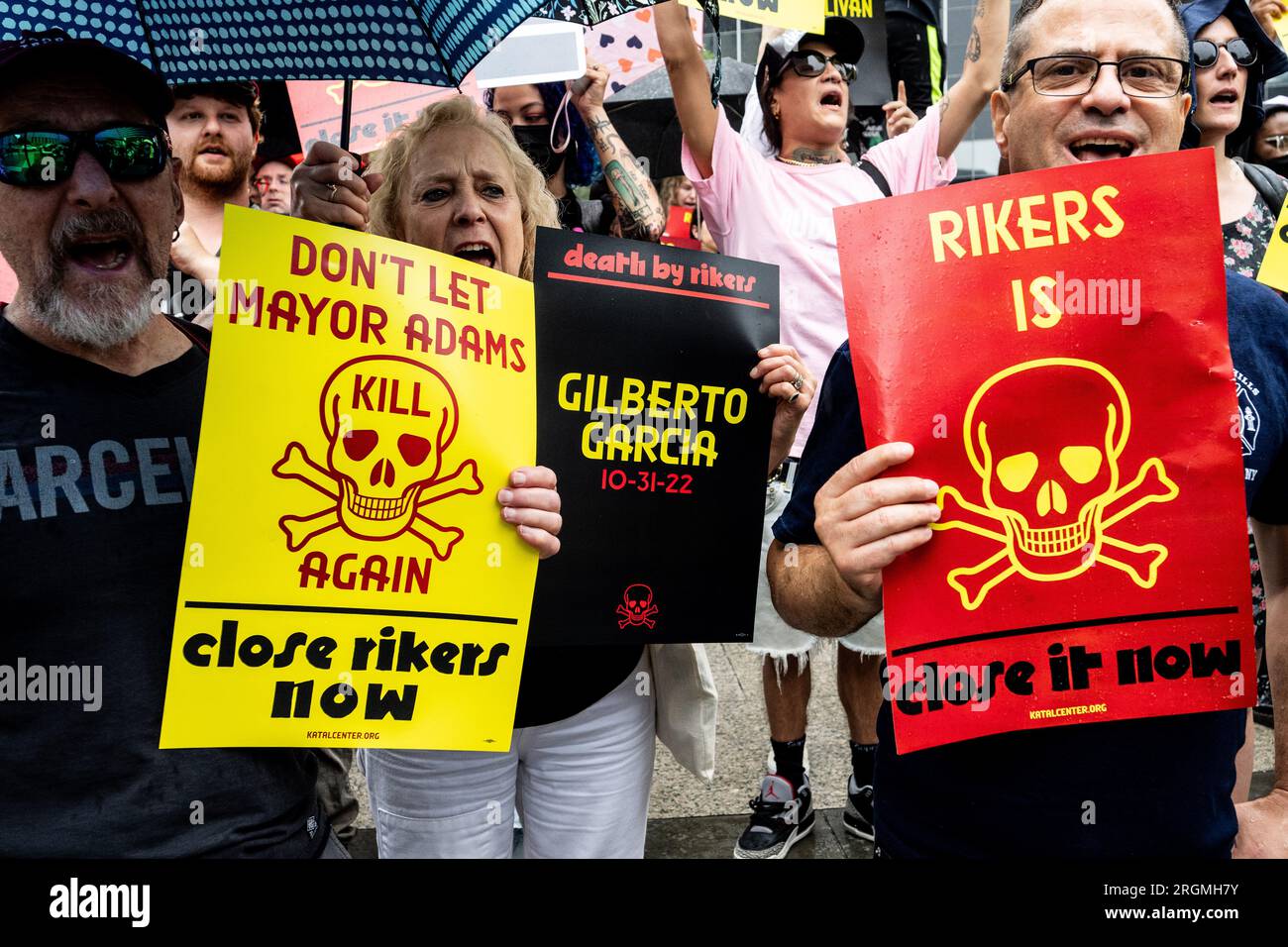 New York, Usa. 10. Aug. 2023. Menschen mit Plakaten, auf denen steht: „Lass Bürgermeister Adams nicht wieder töten, schließe Rikers jetzt“, „Tod durch Rikers“ und „Rikers ist der Tod, schließe es jetzt“ während einer Kundgebung zur Schließung des Rikers Island Gefängnisses in New York City. Kredit: SOPA Images Limited/Alamy Live News Stockfoto