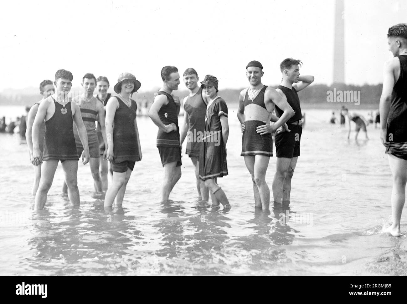 Junge Erwachsene Männer und Frauen Schwimmer an einem Badestrand oder Pool in Washington D.C. Ca. 1912-1930 Stockfoto