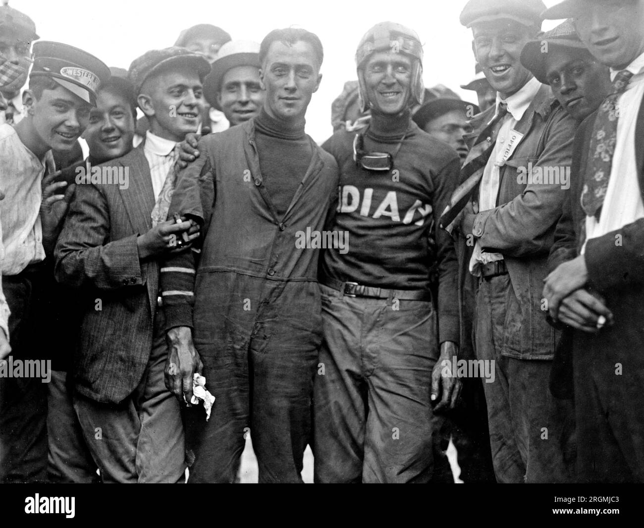 Oldtimer-Rennen: Rennfahrer nach einem Rennen in Benning, Maryland, Ca. 1916 Stockfoto