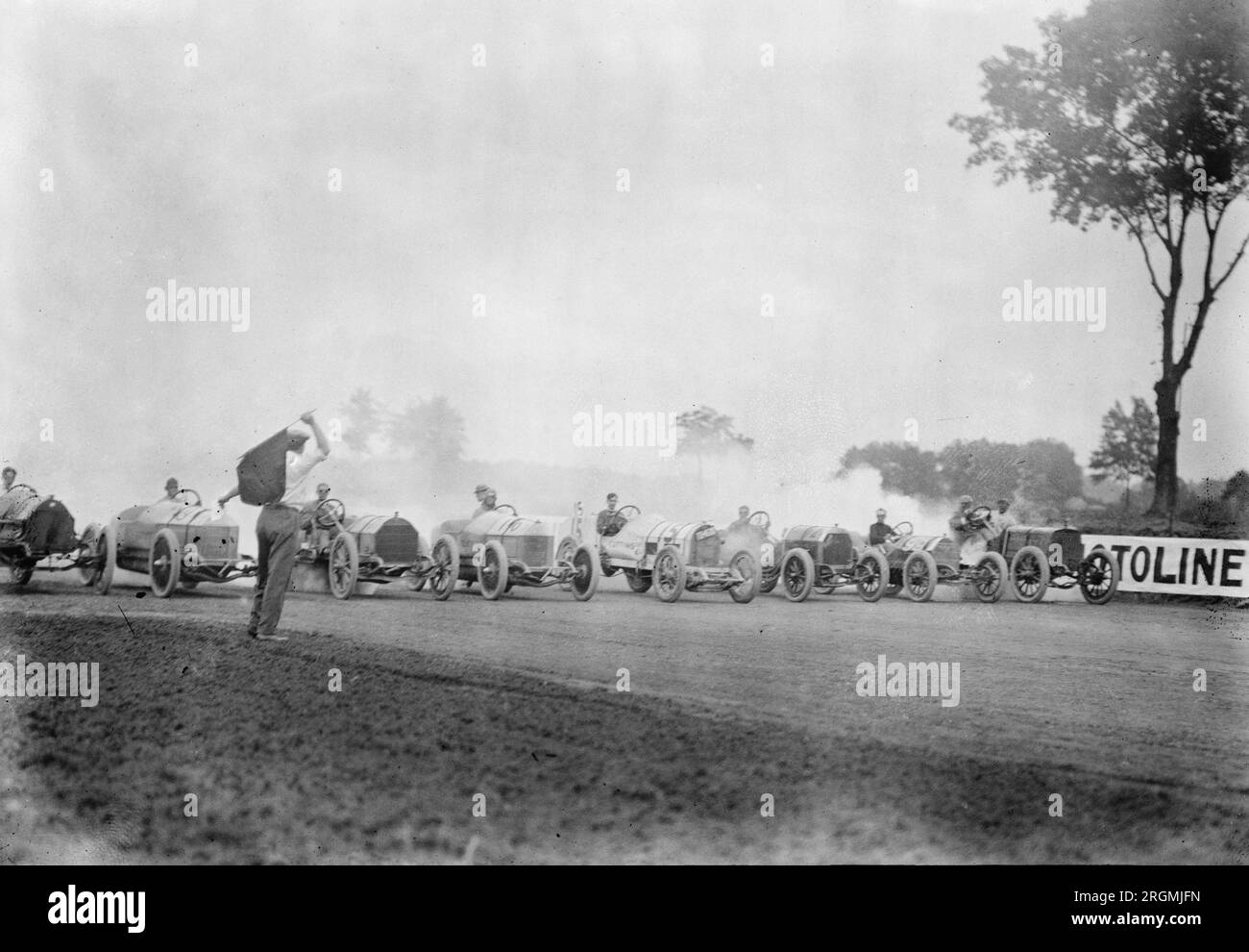 Vintage Auto Racing: Autorennen auf der Laurel Rennstrecke, Autos an der Startlinie, Mann mit Startflagge ca. 1912 Stockfoto