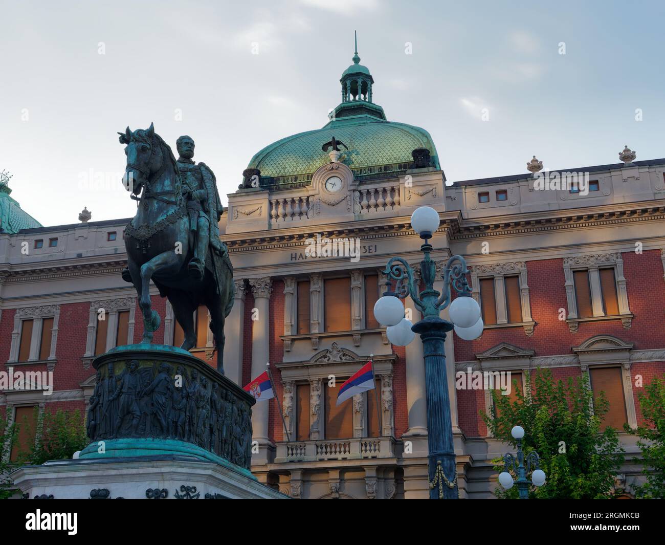 Nationalmuseum auf dem Platz der Republik mit dem Denkmal des Prinzen Mihailo an einem Sommerabend in Belgrad, Serbien, 10. August 2023. Stockfoto