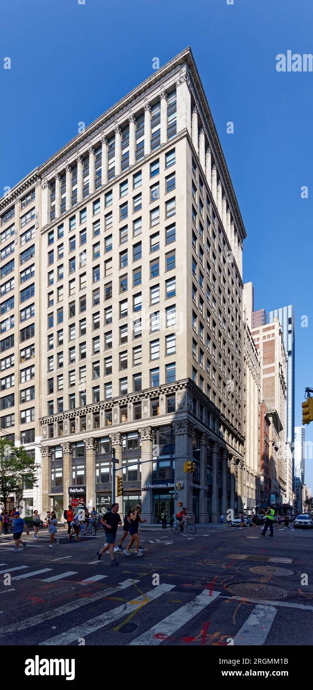Midtown South: 11 riesige quadratische Säulen bilden die Basis der 440 Park Avenue South, ein kommerzieller Büroturm an der East 30. Street. Stockfoto