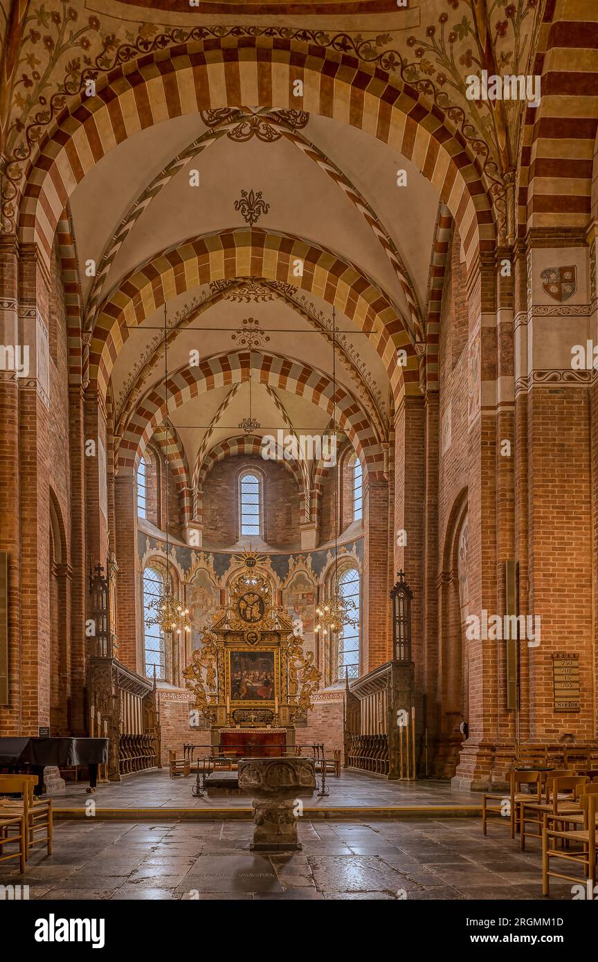 Der Chancel und der Altar in St. Bendt's Church in Ringsted, Dänemark, 29. Juli 2023 Stockfoto