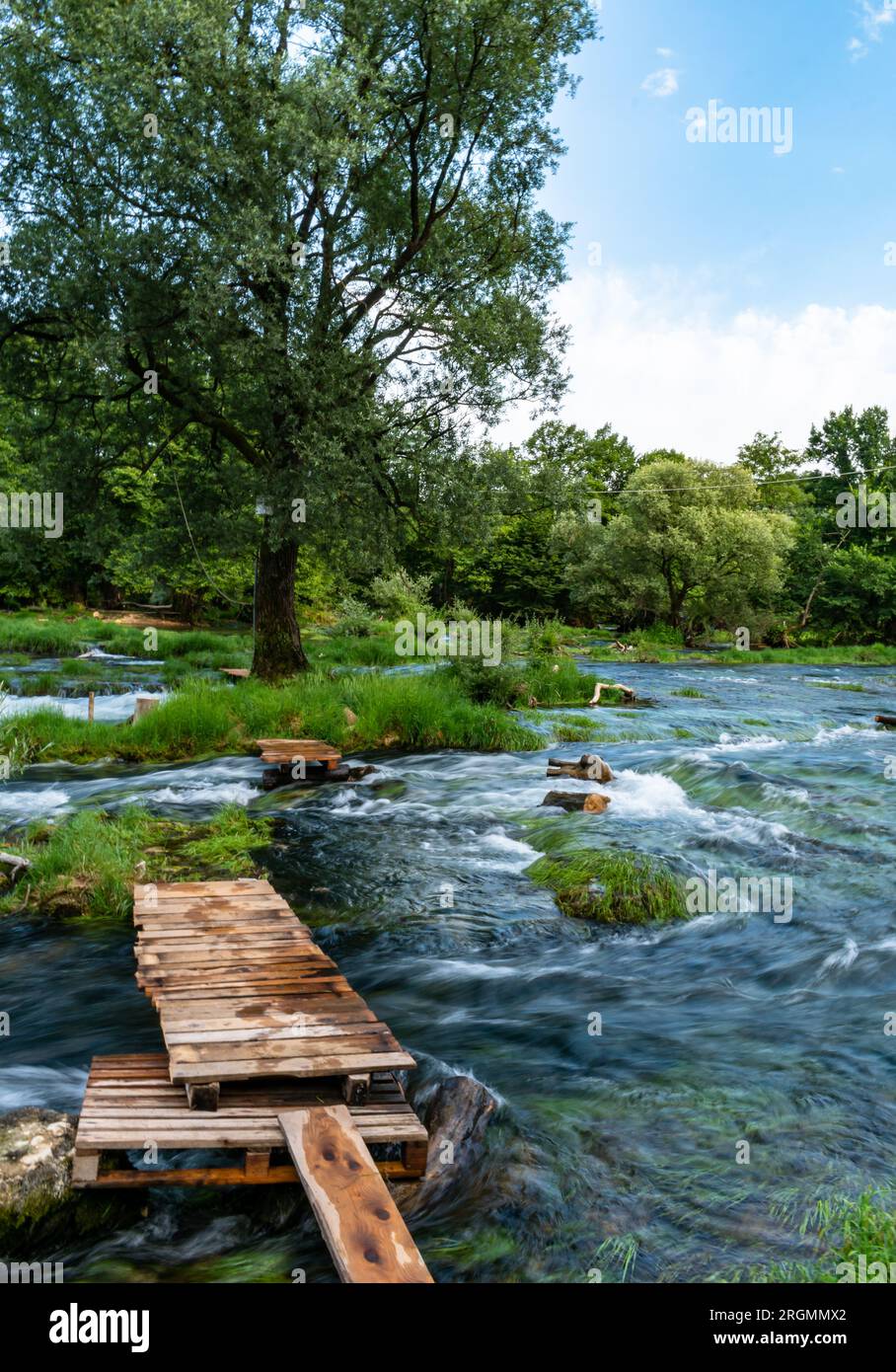 Wunderschöner Fluss Una in Bosnien und Herzegowina. Dieses Foto wurde im Juli 2023 aufgenommen. Stockfoto