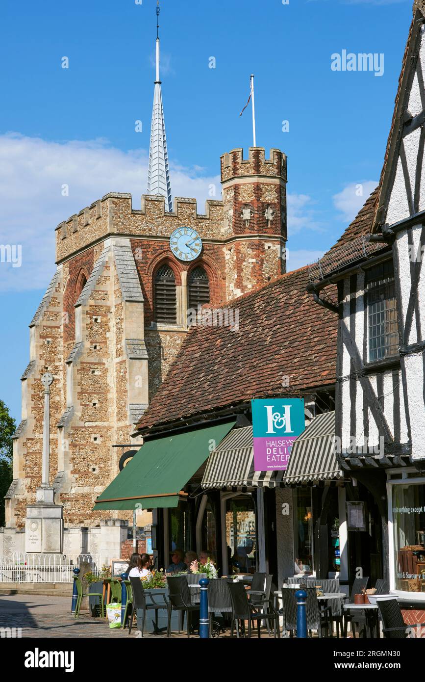 Cafés in Hitchin, Hertfordshire, Großbritannien, mit dem historischen St. Mary's Kirchturm im Hintergrund Stockfoto